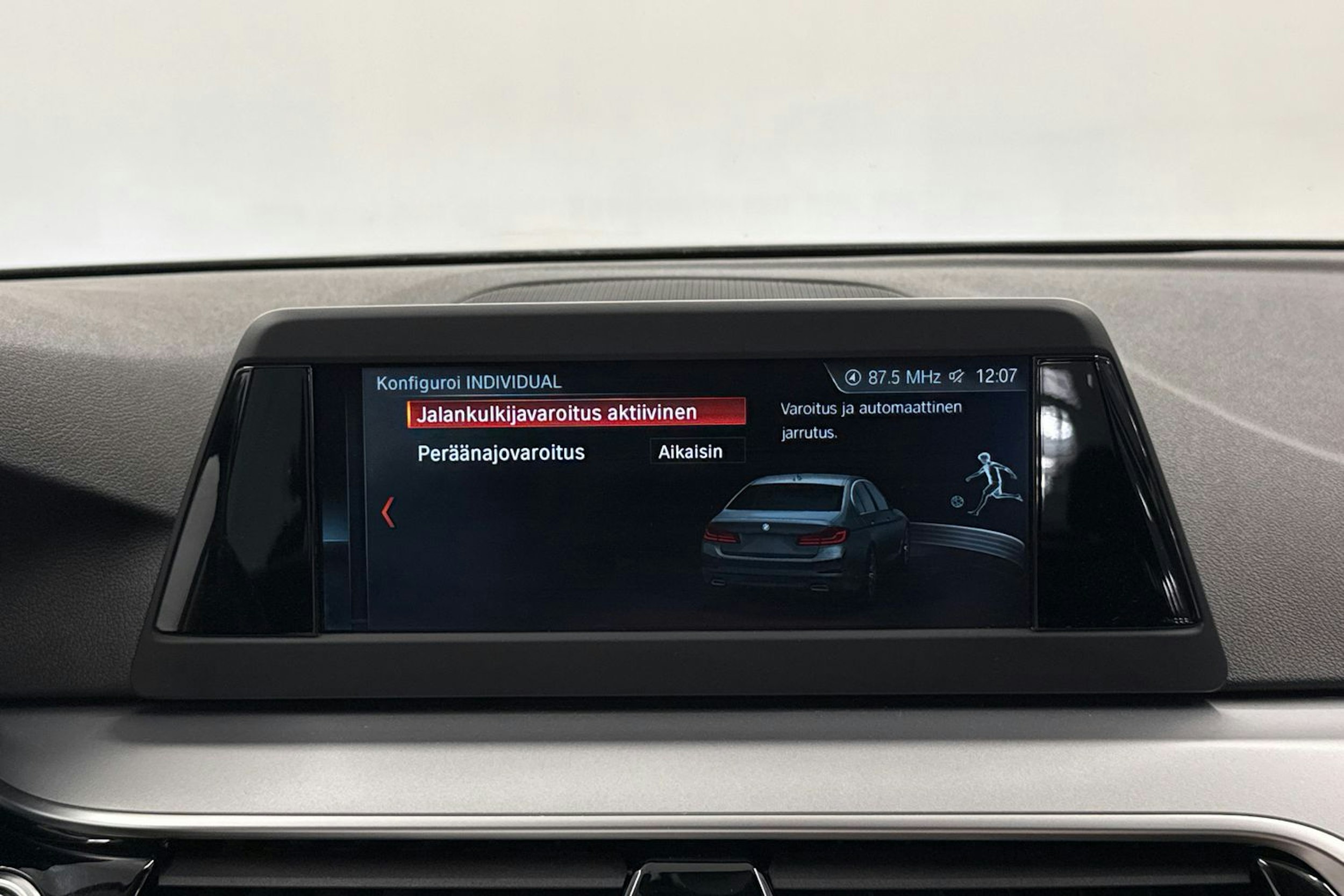 Musta BMW 520 2017 kuva 18.