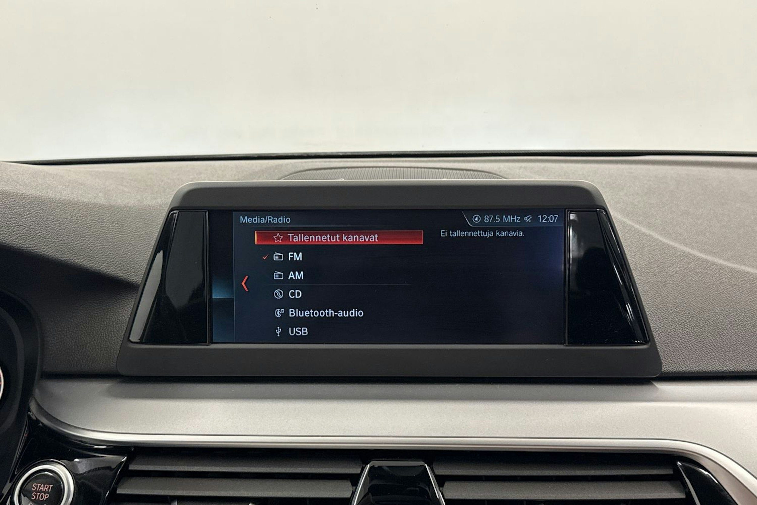 Musta BMW 520 2017 kuva 20.