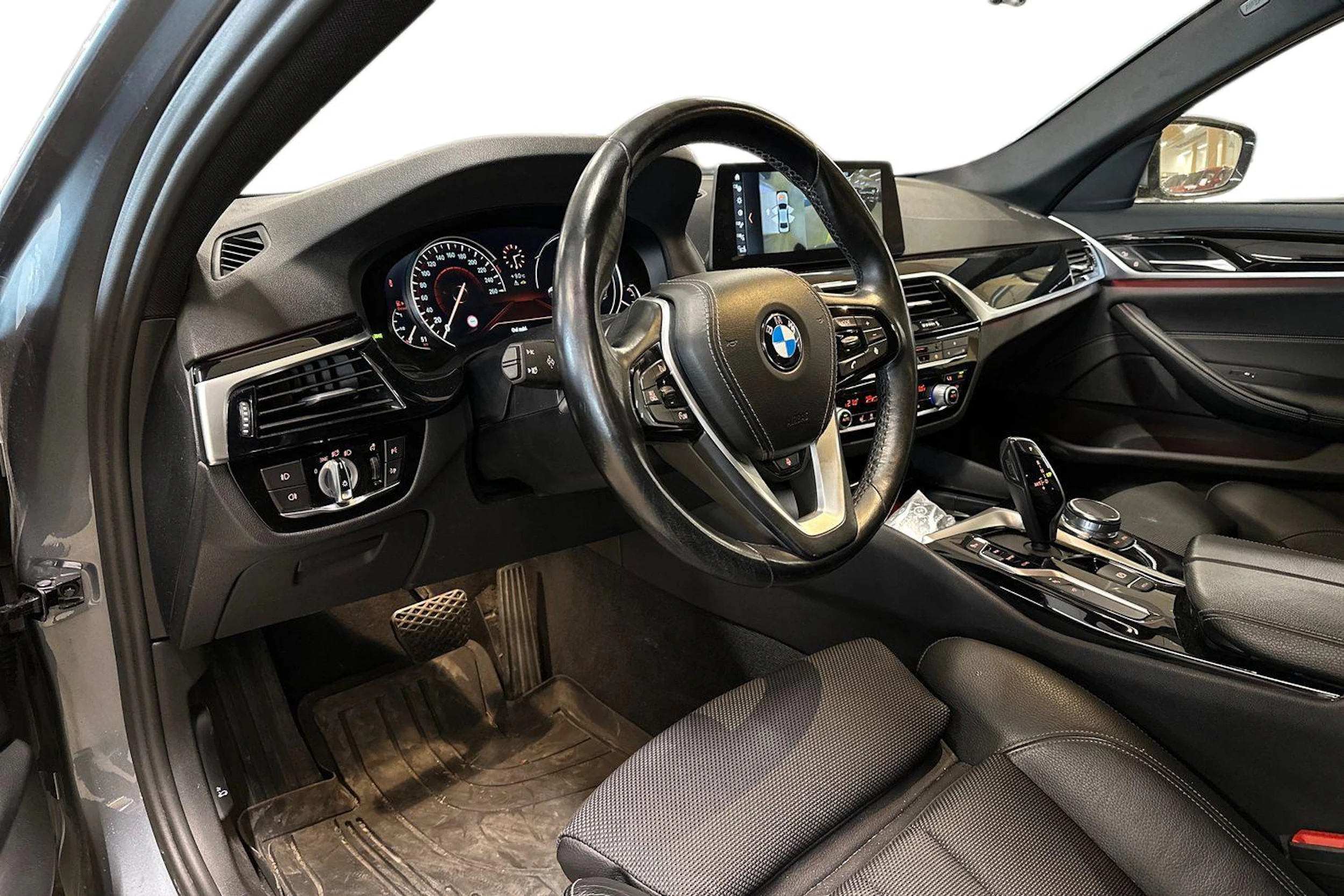 harmaa BMW 520 2017 kuva 3.