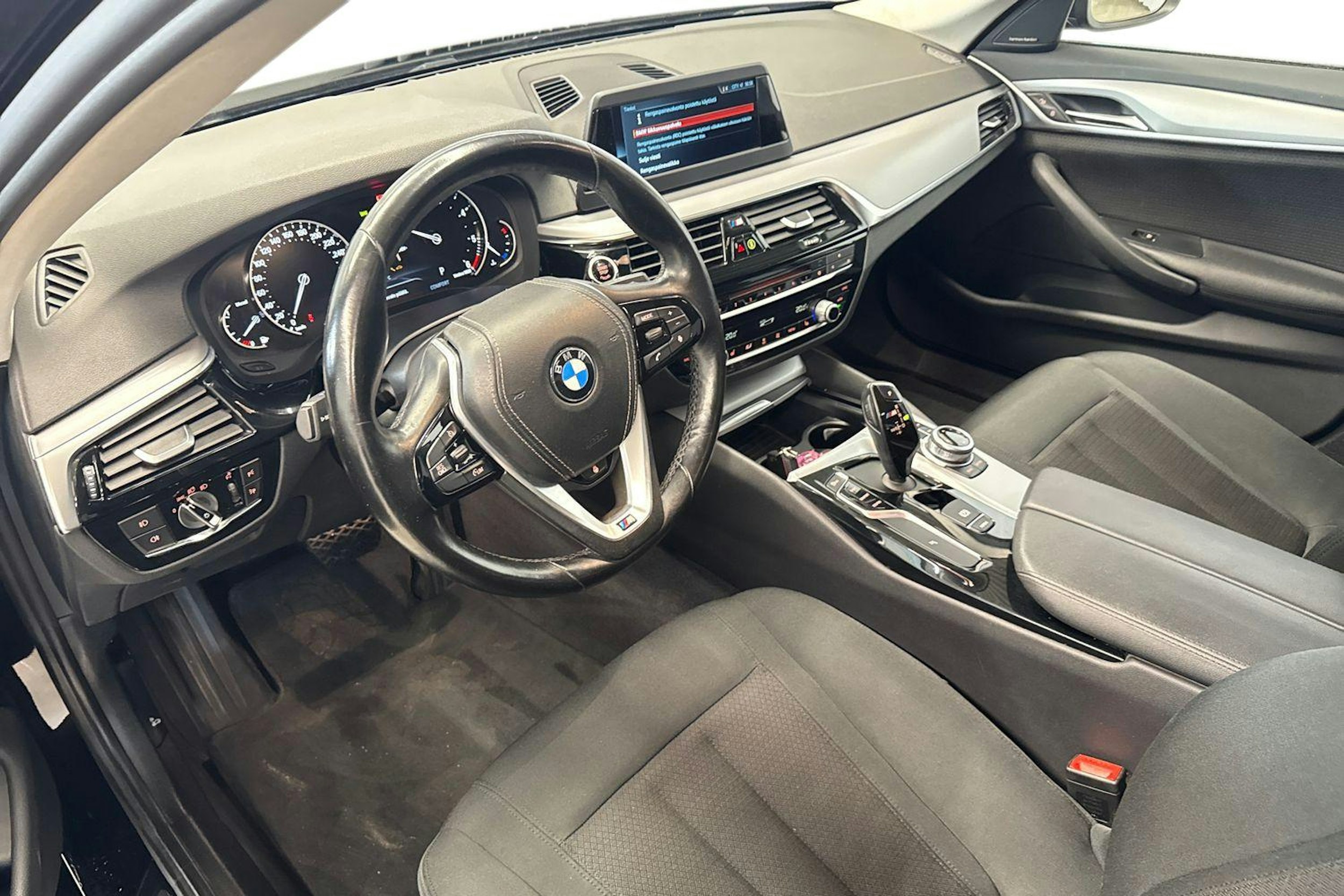 musta BMW 520 2017 kuva 7.