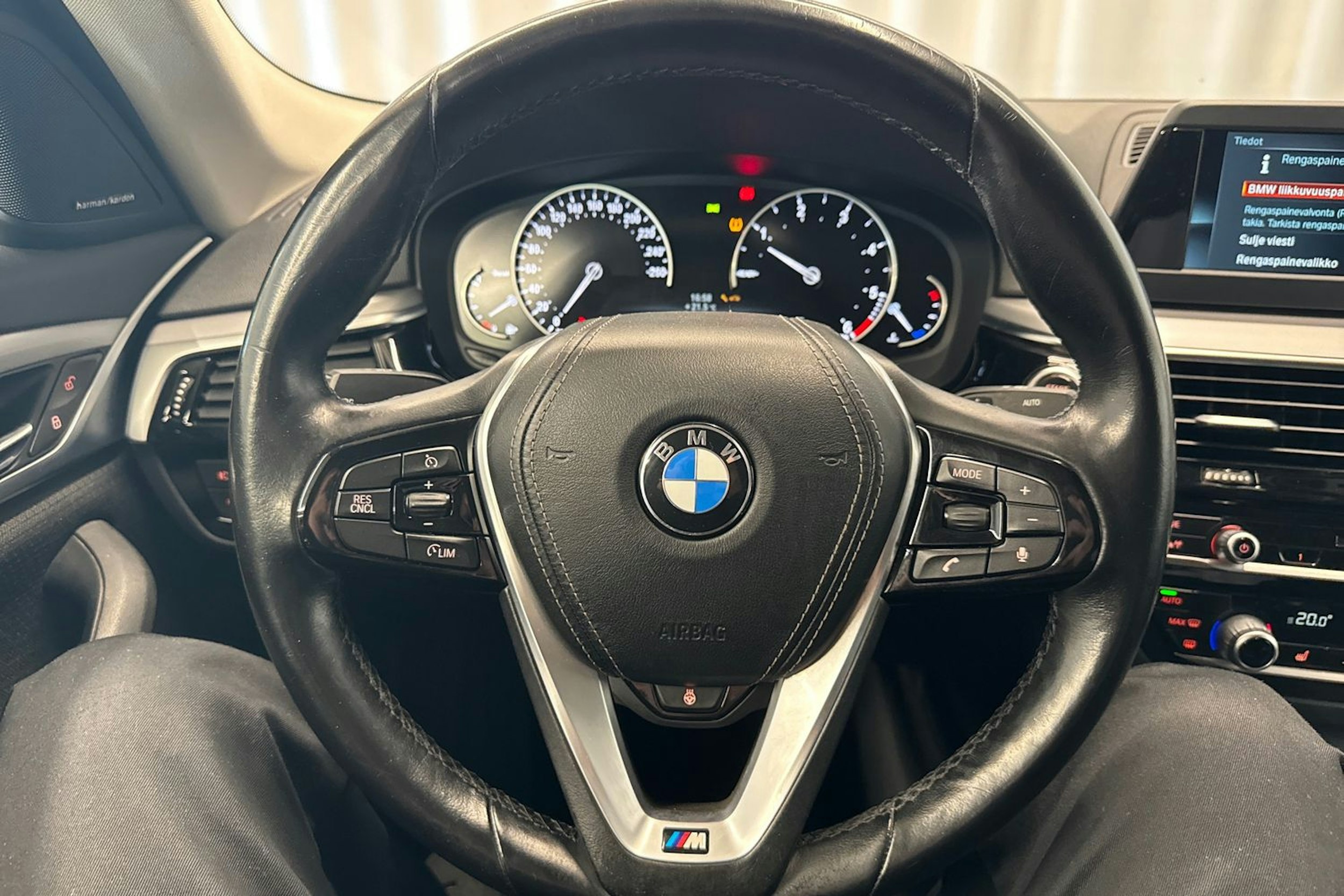 musta BMW 520 2017 kuva 14.