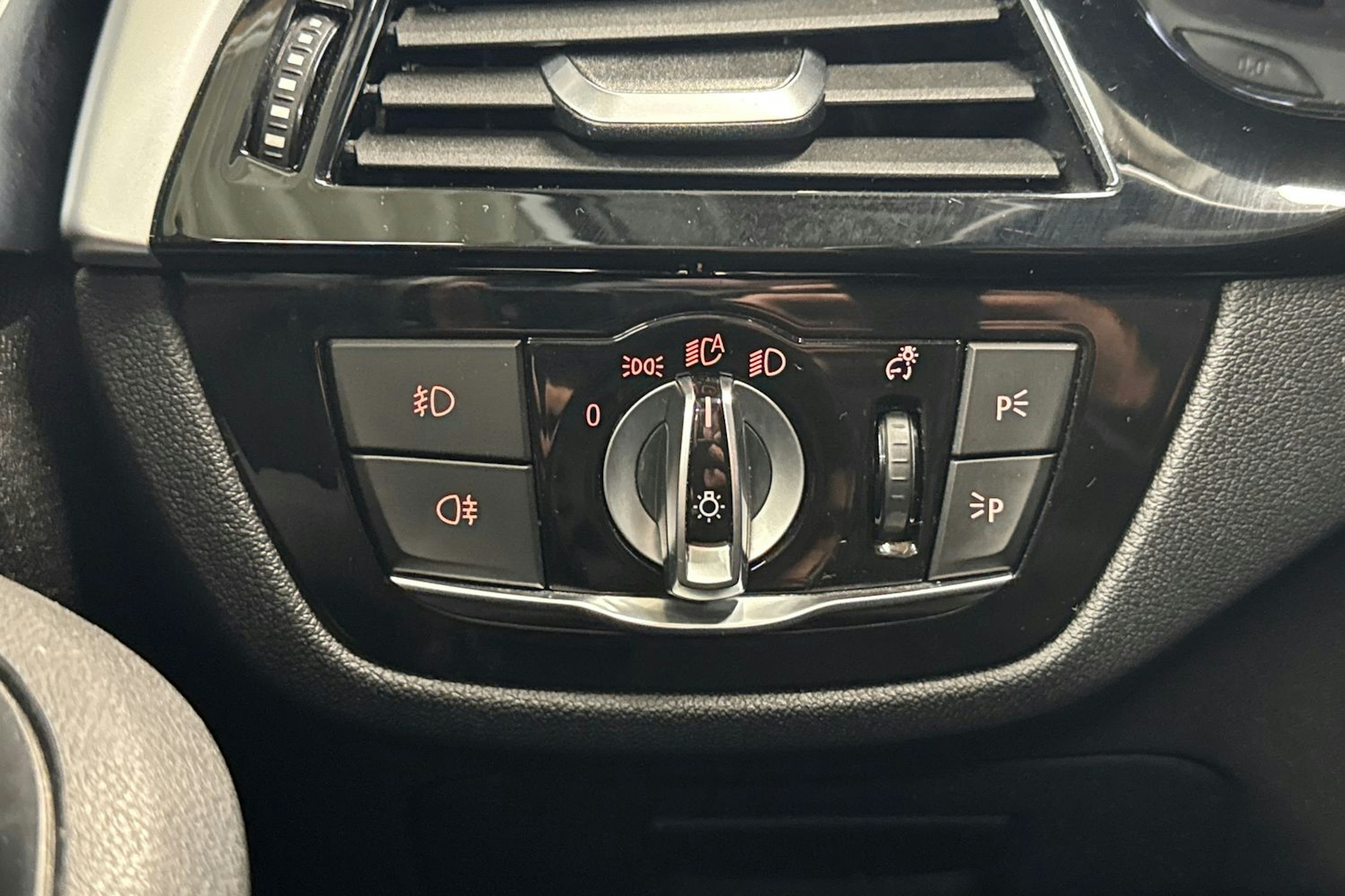 musta BMW 520 2017 kuva 22.