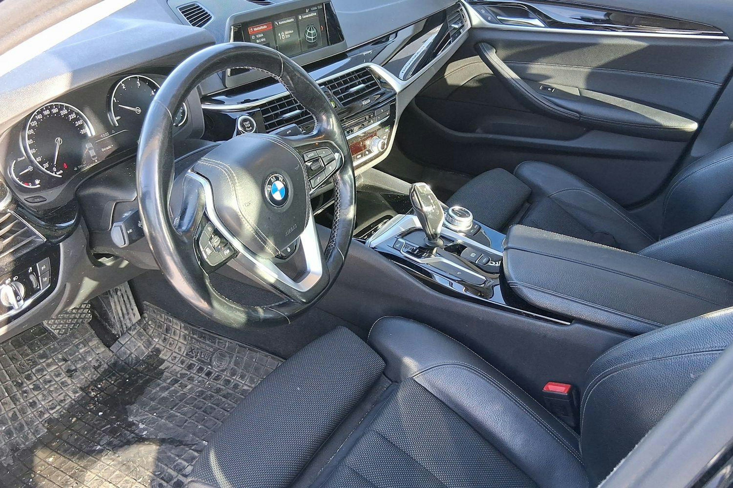 musta BMW 520 2017 kuva 3.