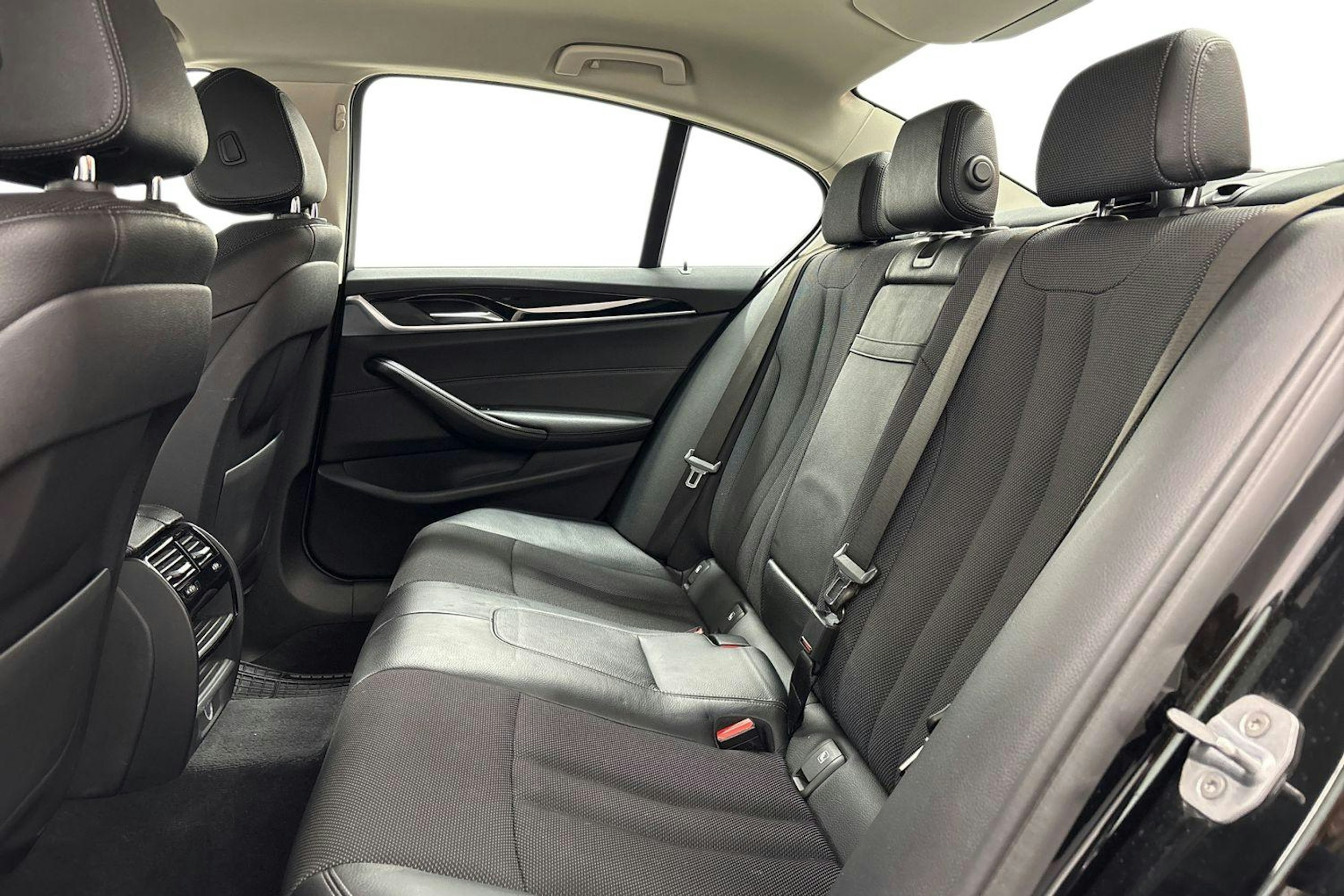 musta BMW 520 2017 kuva 10.