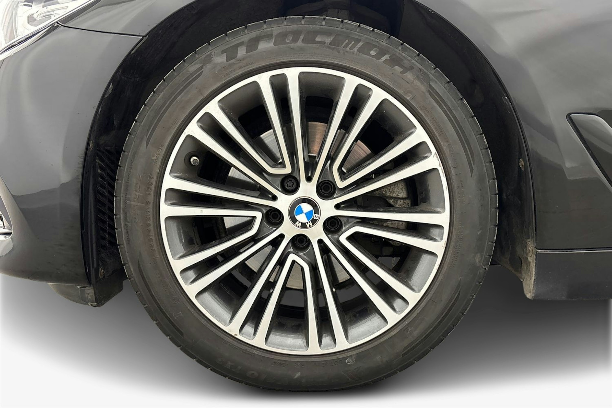 musta BMW 520 2017 kuva 11.