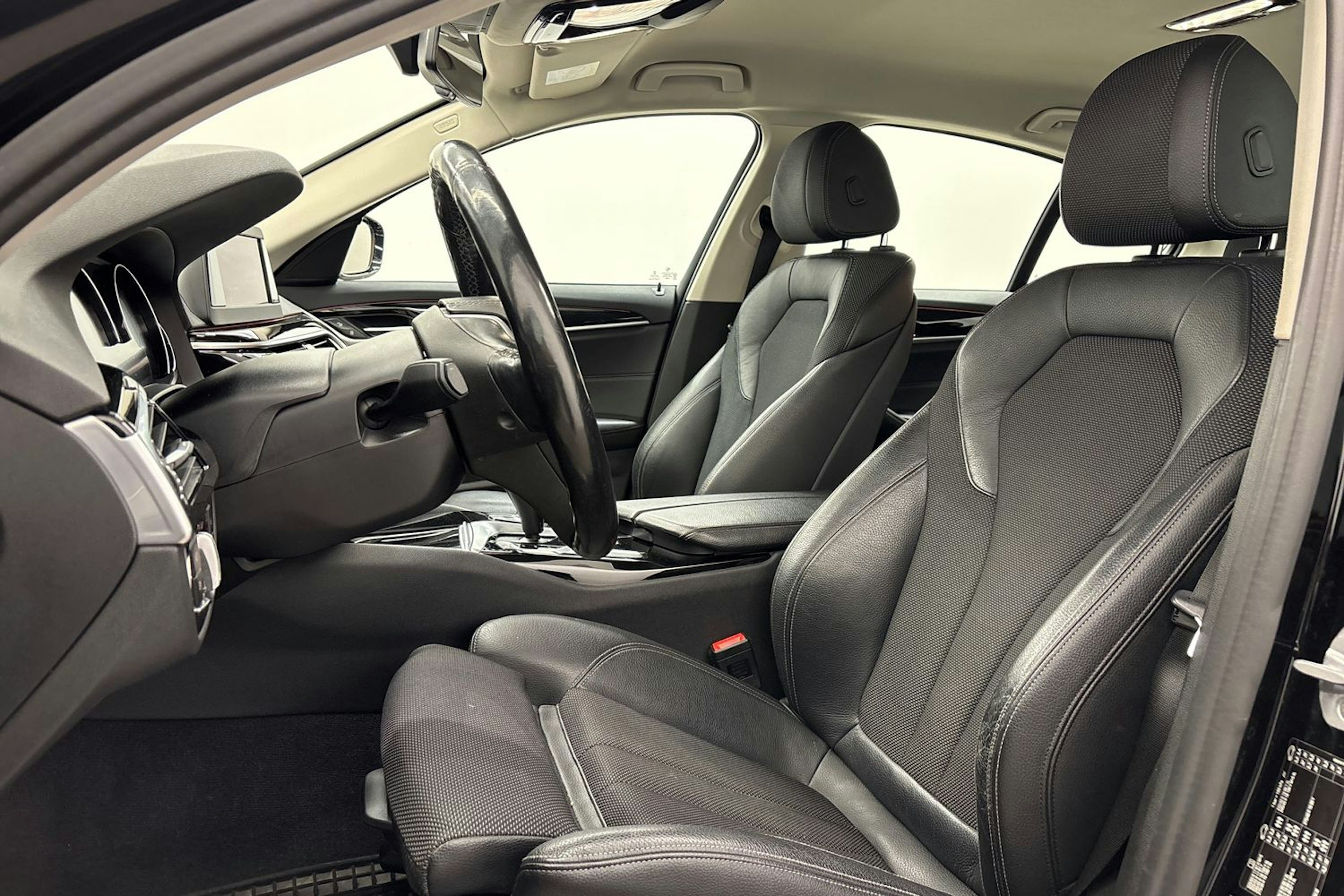 musta BMW 520 2017 kuva 14.