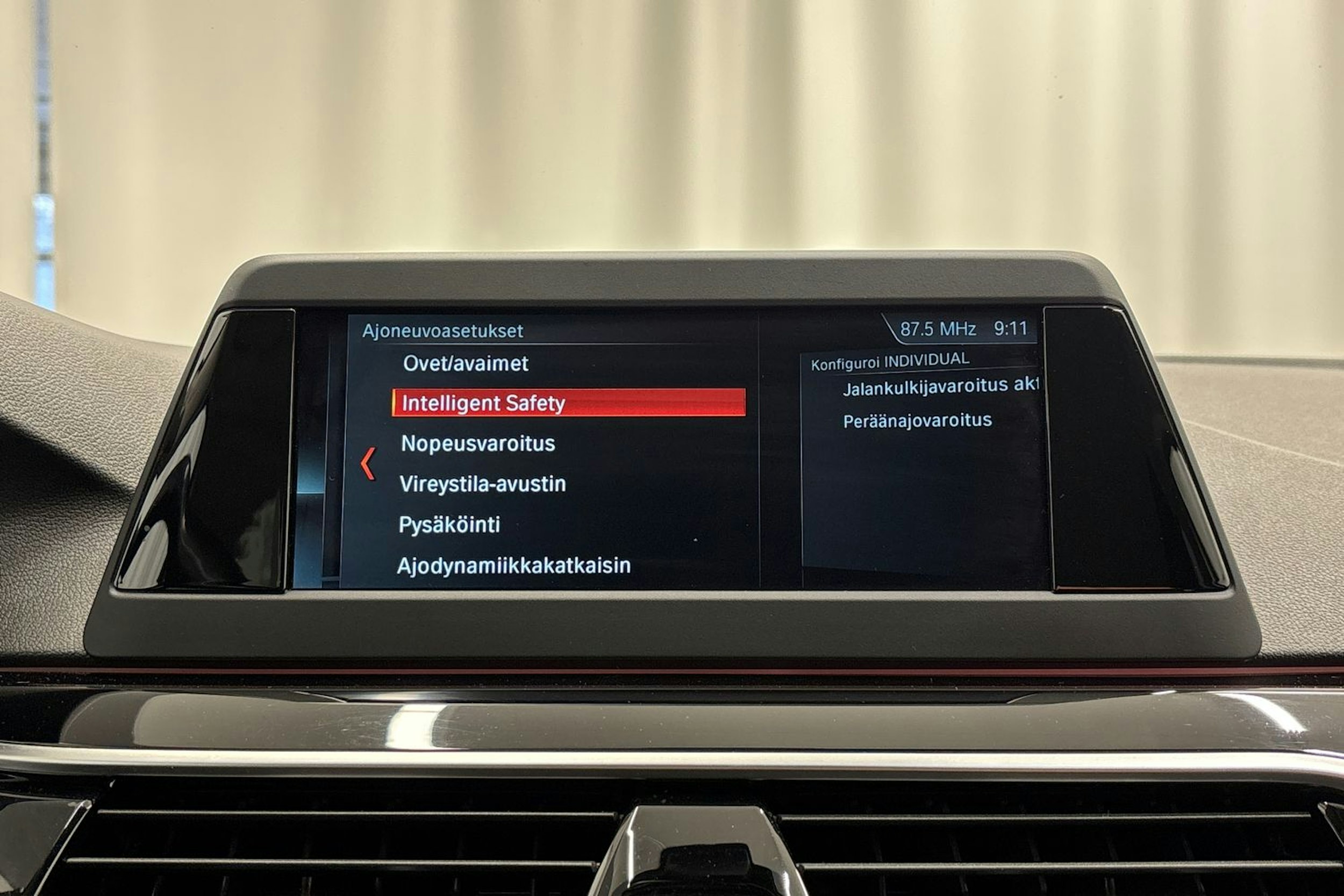 musta BMW 520 2017 kuva 20.