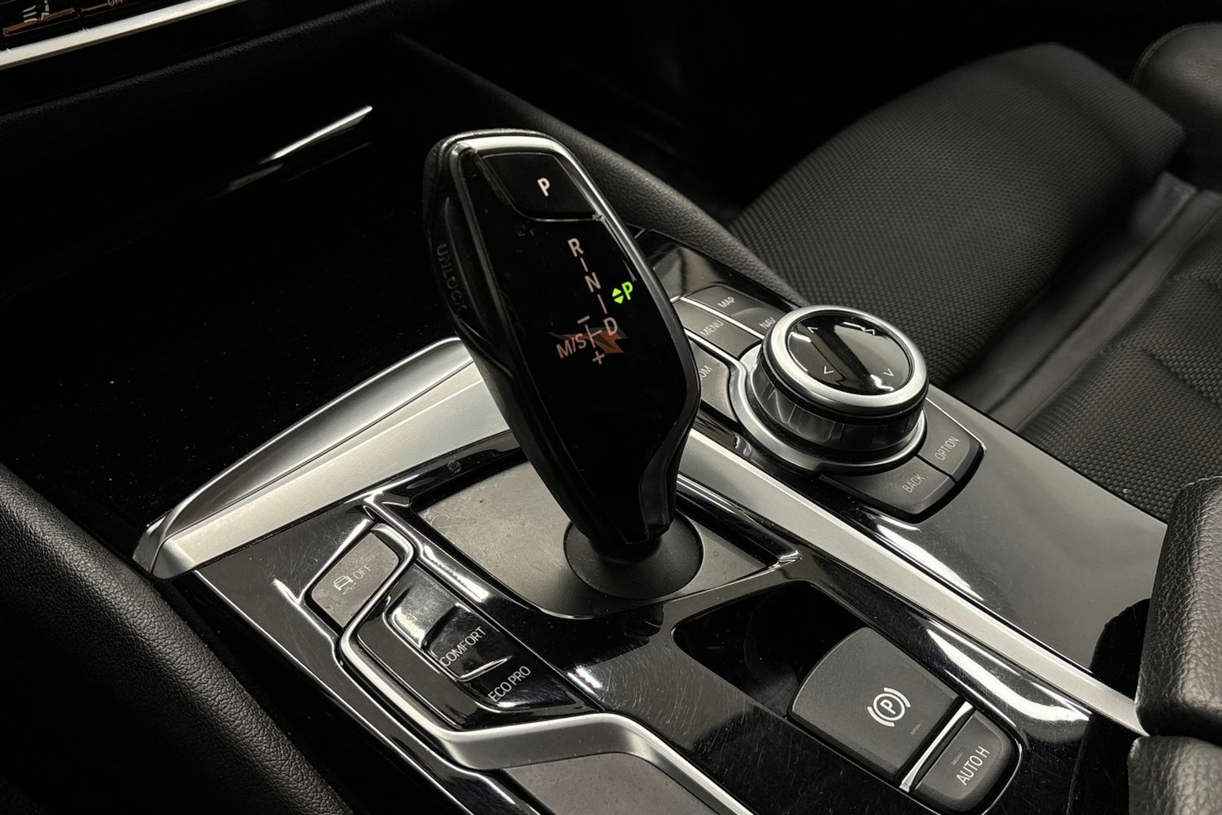 musta BMW 520 2017 kuva 22.