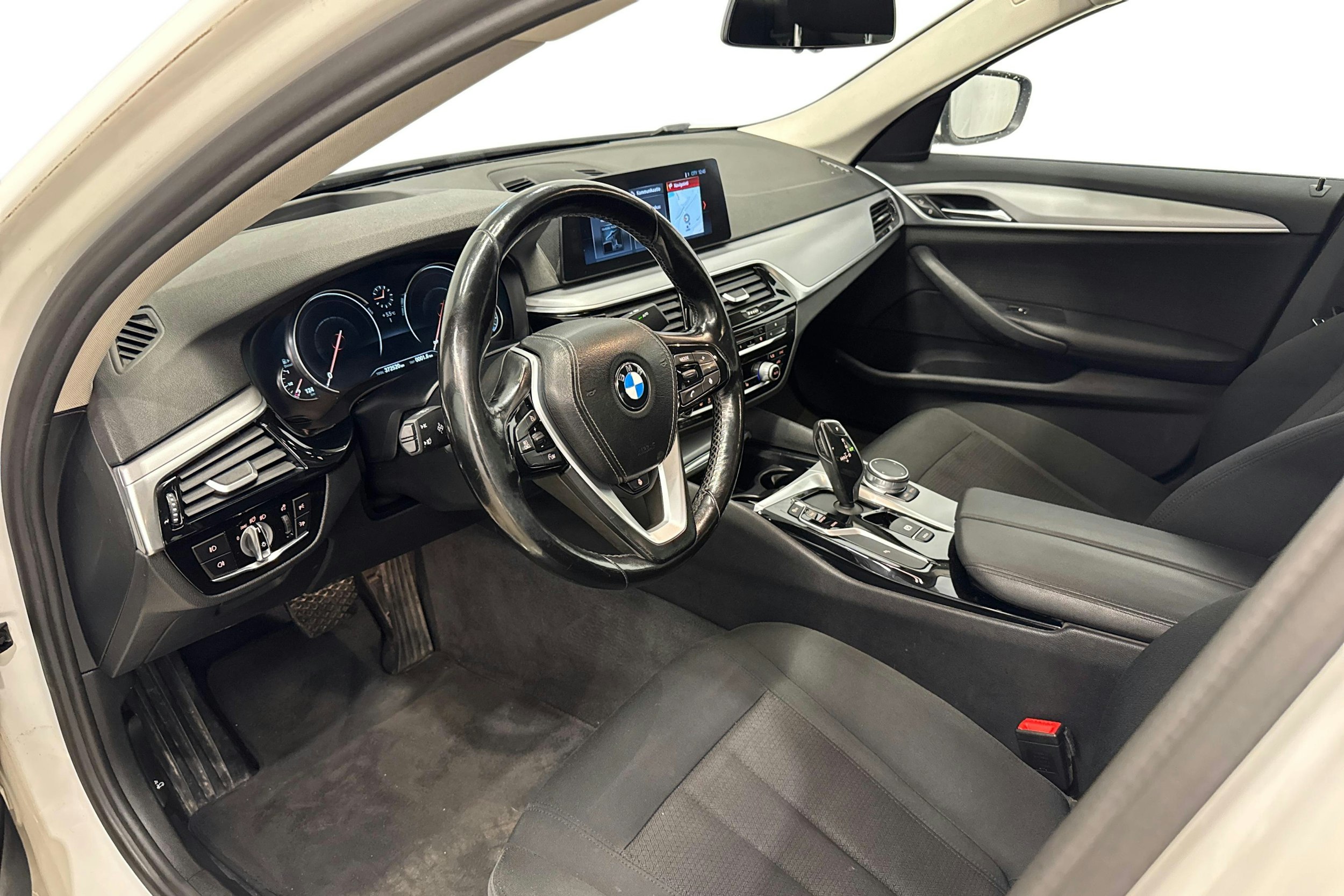 valkoinen BMW 520 2017 kuva 6.
