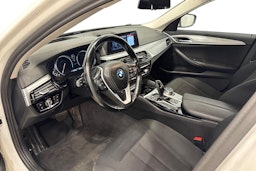 valkoinen BMW 520 2017 kuva 6.