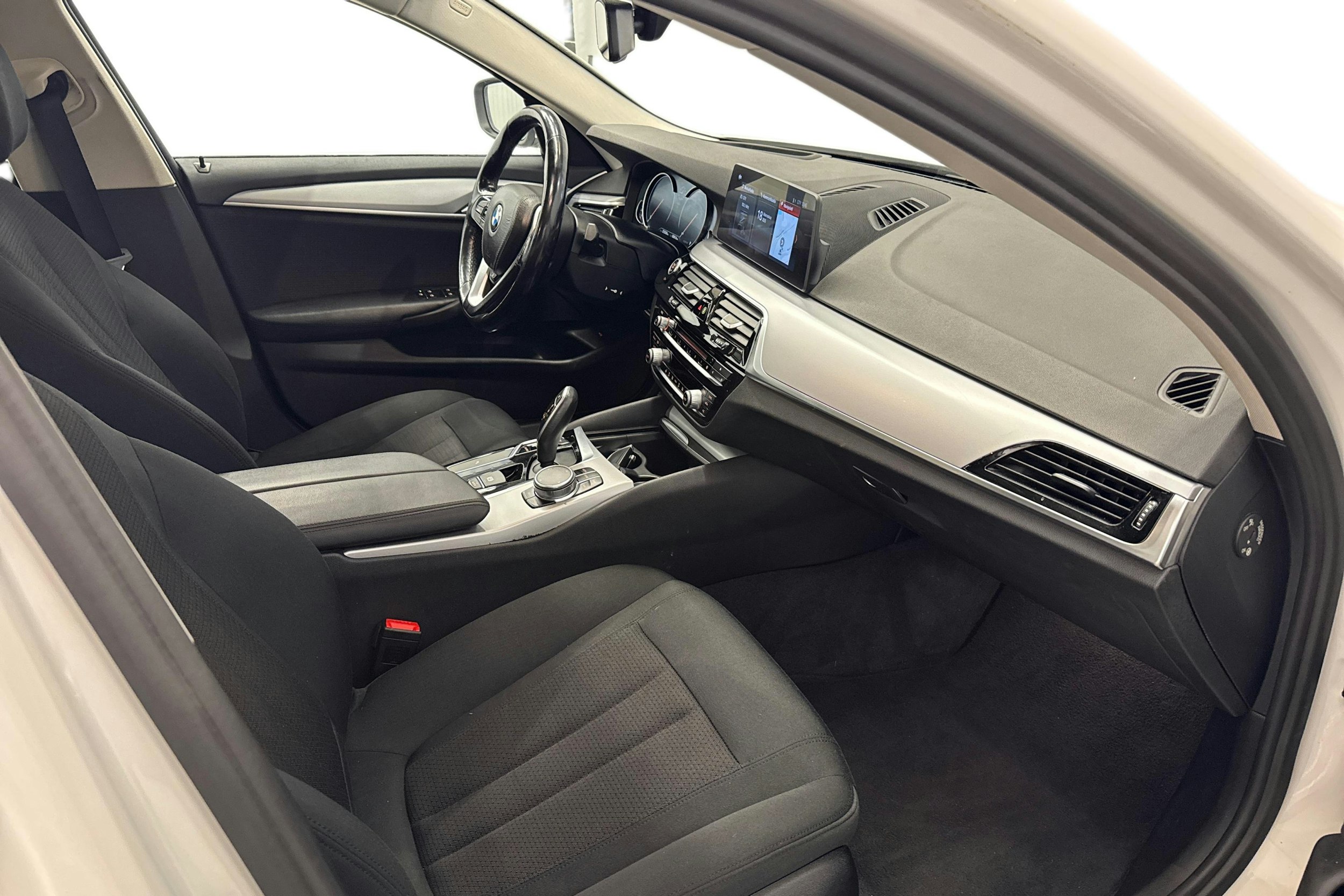 valkoinen BMW 520 2017 kuva 7.