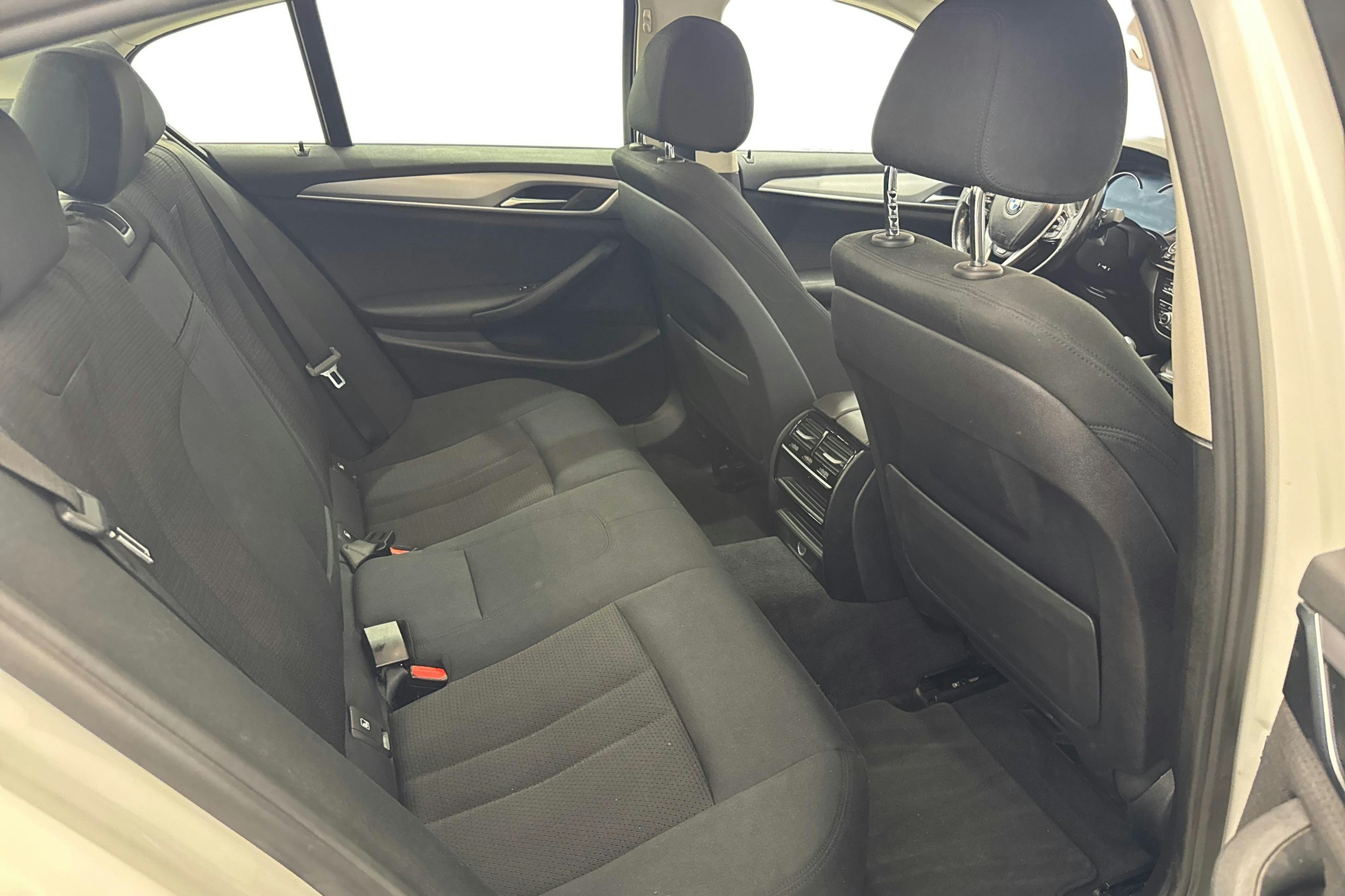 valkoinen BMW 520 2017 kuva 8.