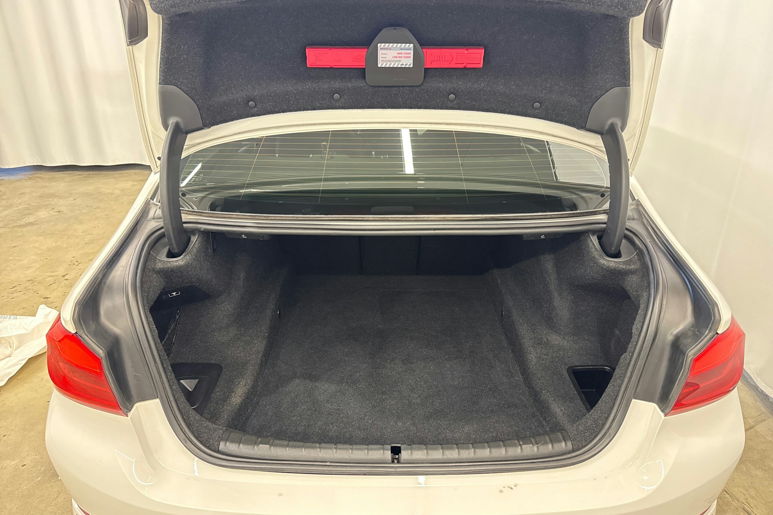 valkoinen BMW 520 2017 kuva 10.