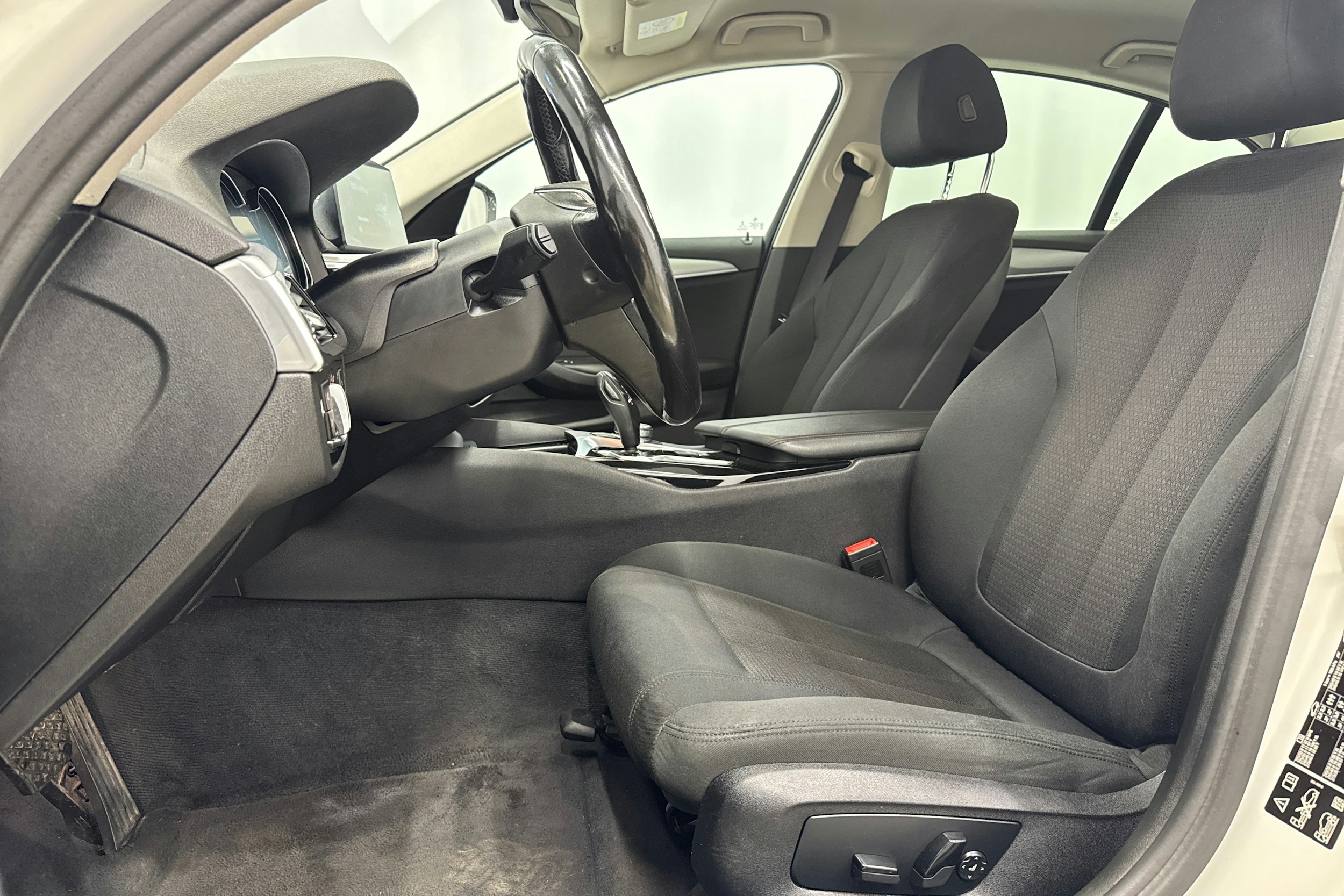 valkoinen BMW 520 2017 kuva 12.