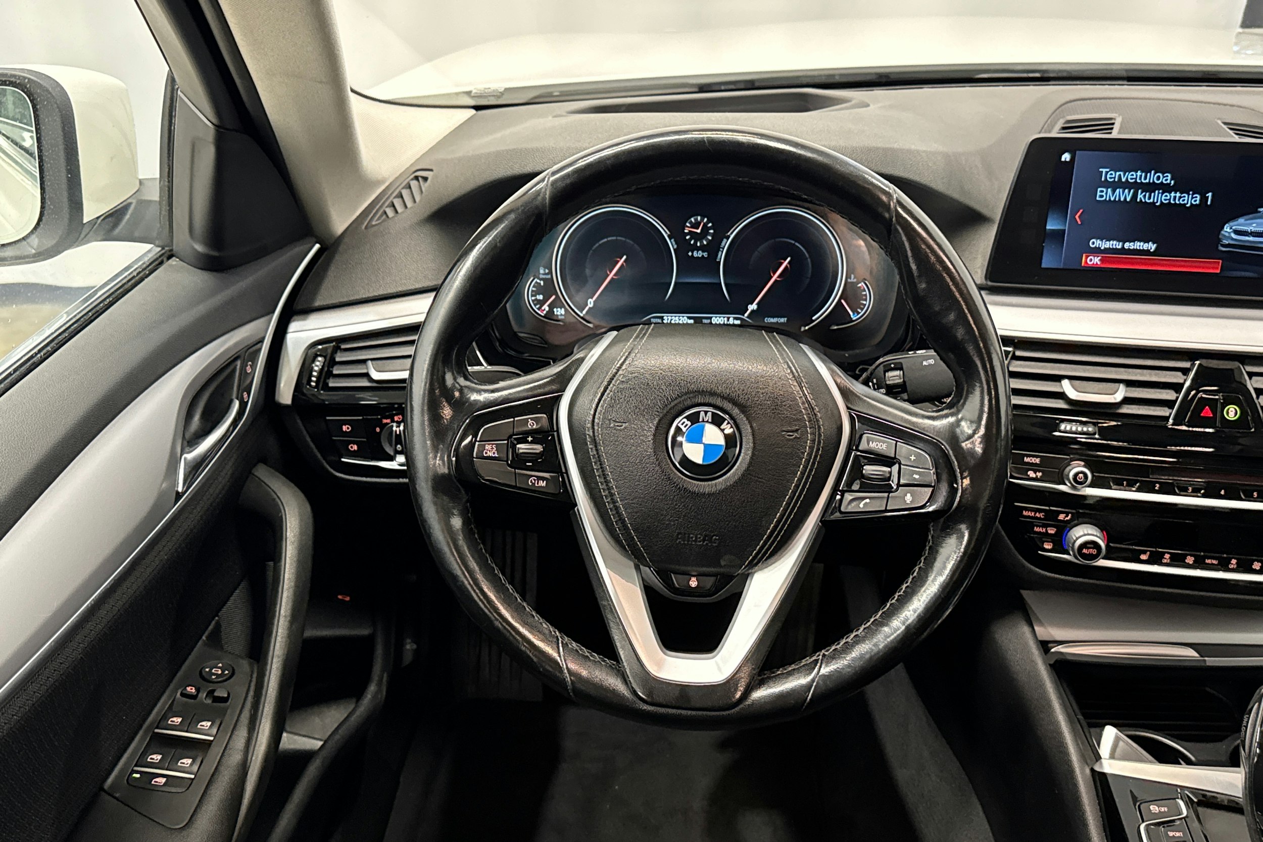 valkoinen BMW 520 2017 kuva 14.