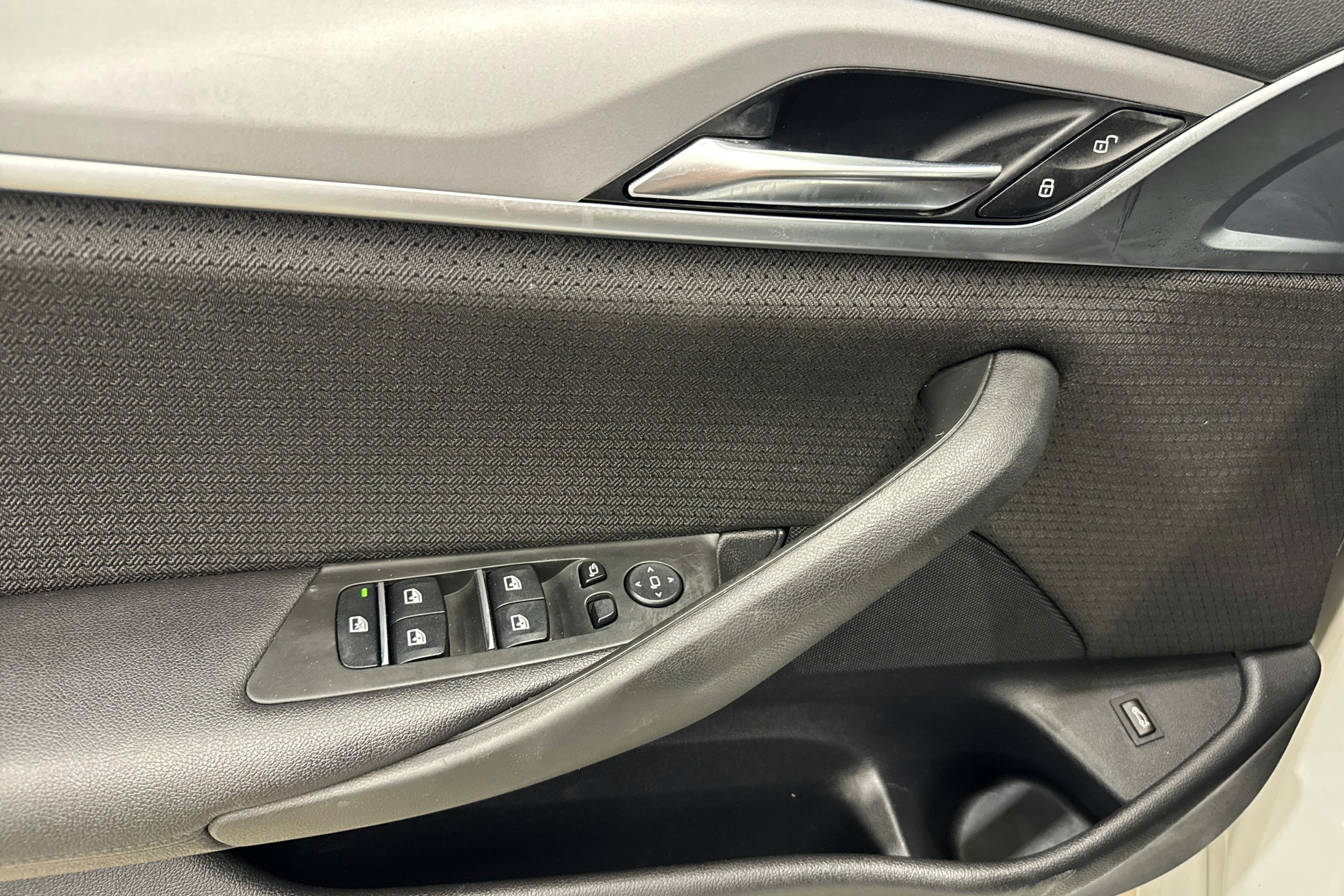 valkoinen BMW 520 2017 kuva 15.