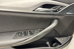 valkoinen BMW 520 2017 kuva 15.