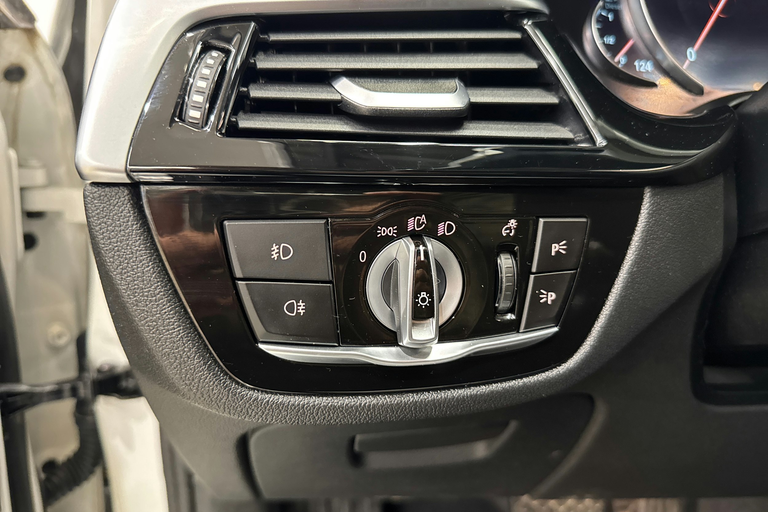 valkoinen BMW 520 2017 kuva 16.