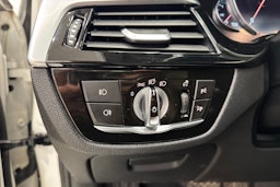 valkoinen BMW 520 2017 kuva 16.