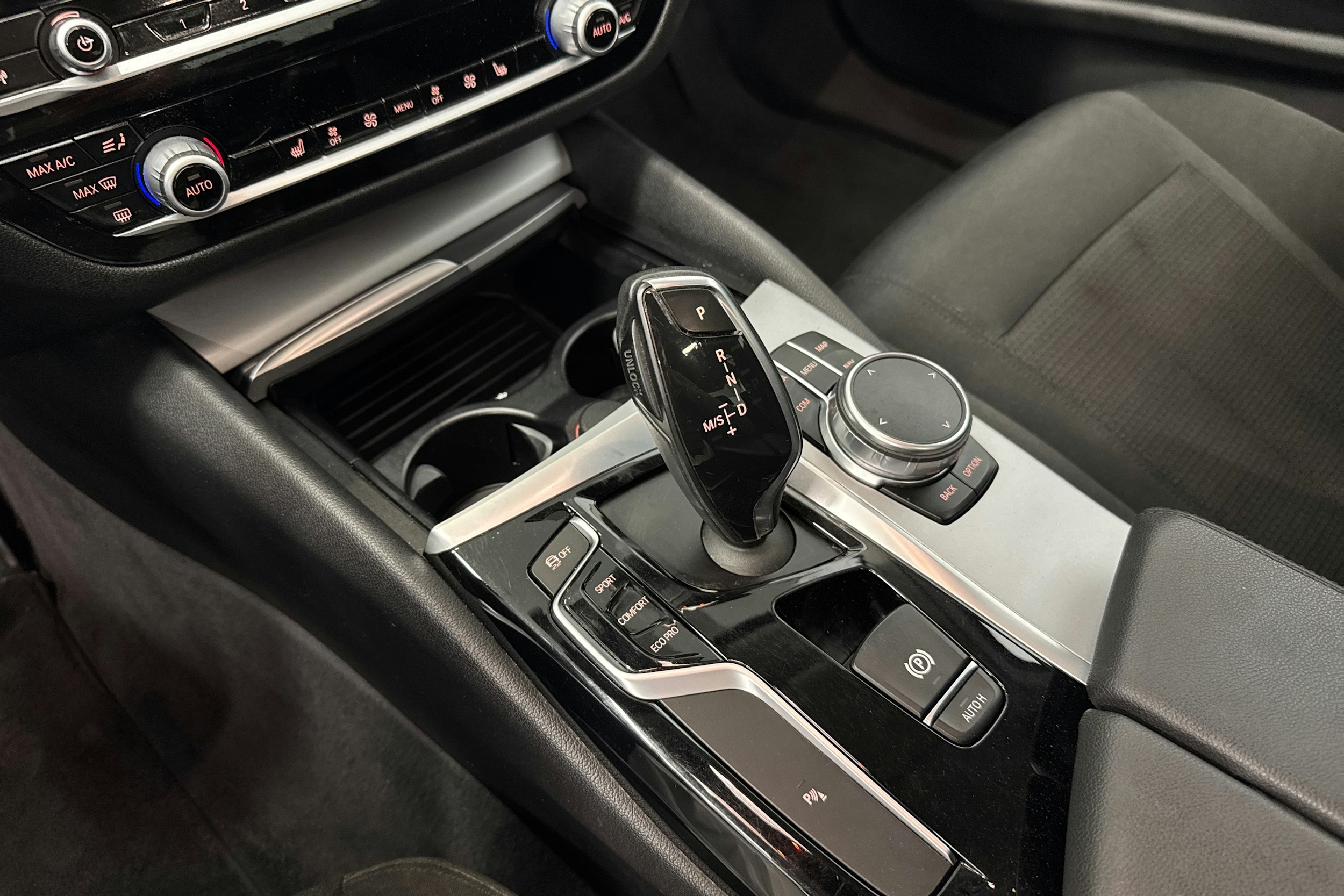 valkoinen BMW 520 2017 kuva 17.