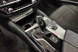 valkoinen BMW 520 2017 kuva 17.