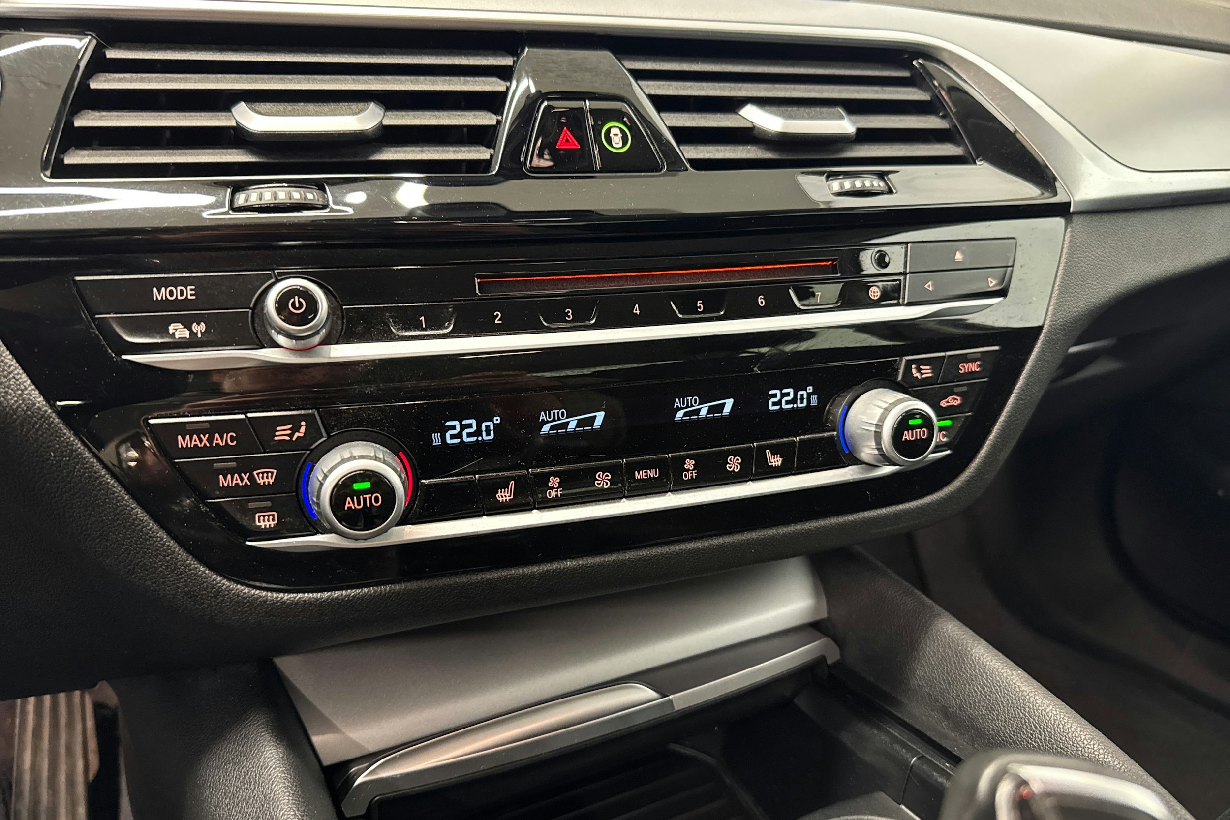 valkoinen BMW 520 2017 kuva 18.