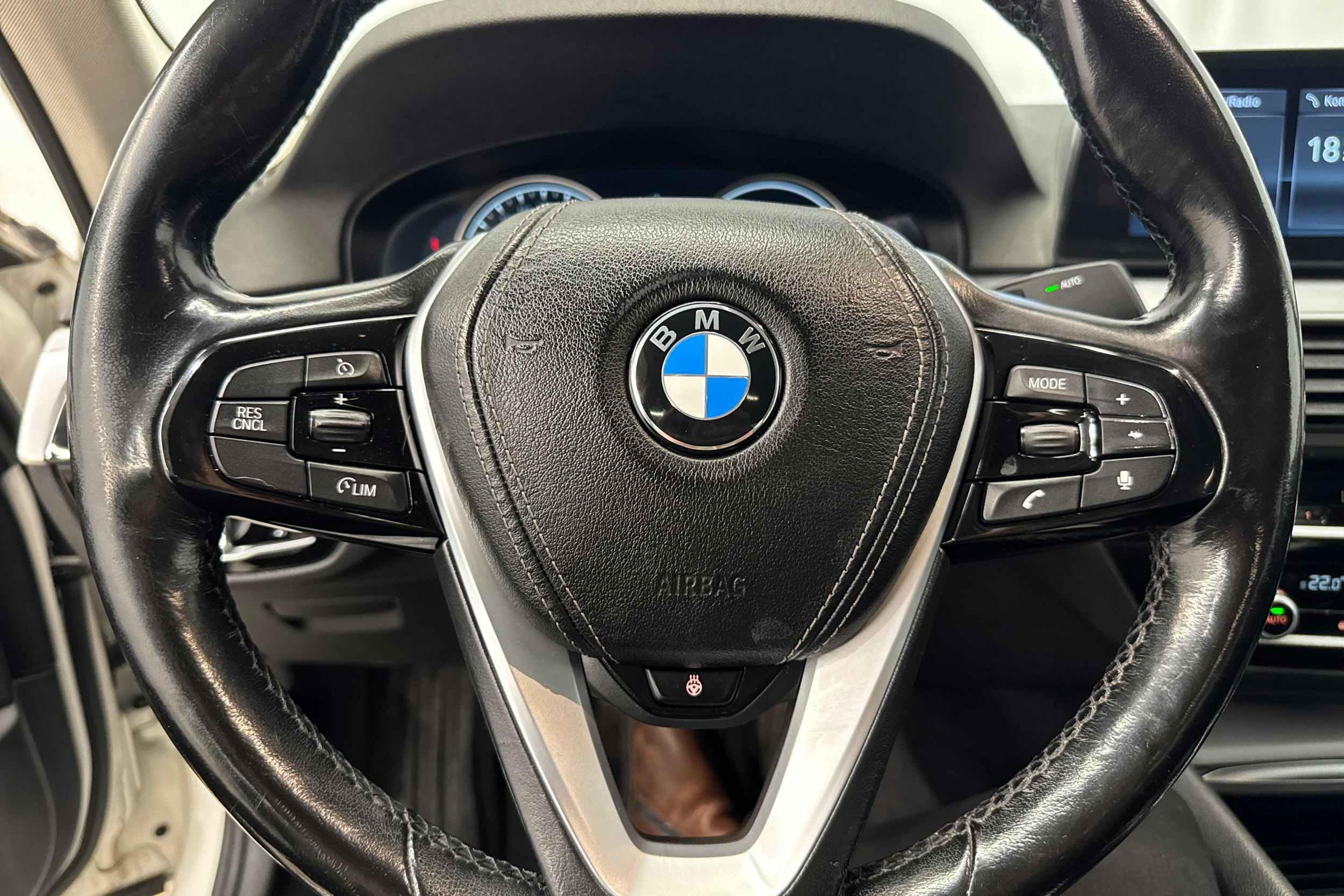 valkoinen BMW 520 2017 kuva 19.