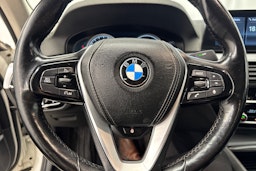 valkoinen BMW 520 2017 kuva 19.