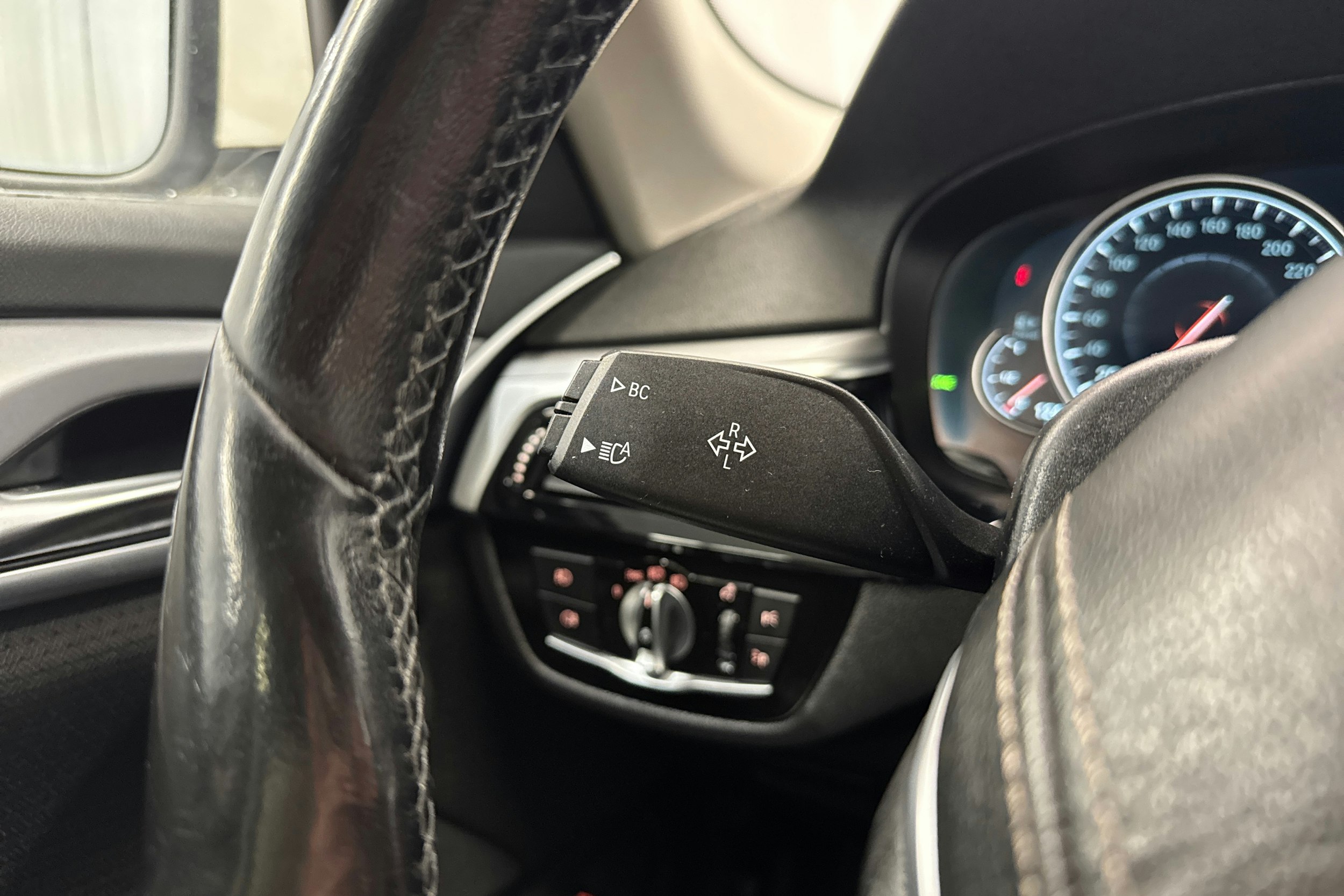 valkoinen BMW 520 2017 kuva 25.