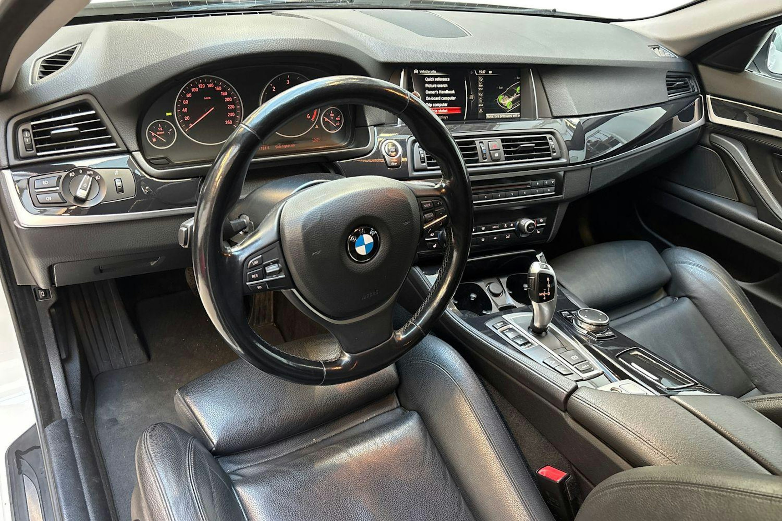 Valkoinen BMW 520 2017 kuva 6.