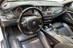 Valkoinen BMW 520 2017 kuva 6.