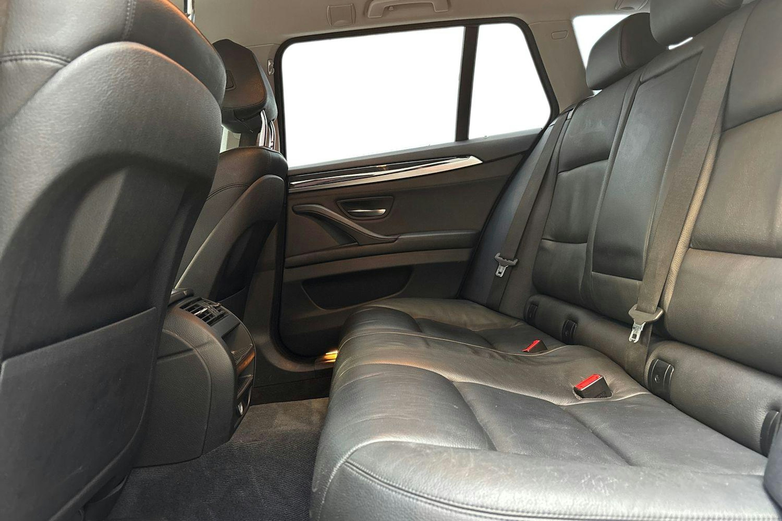 Valkoinen BMW 520 2017 kuva 8.