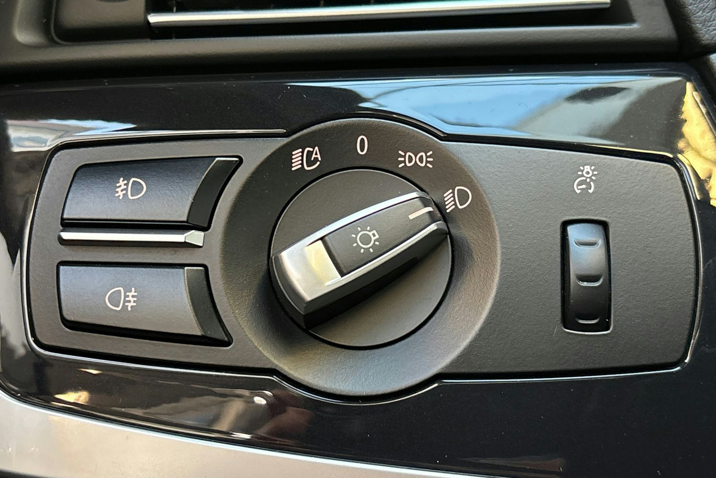 Valkoinen BMW 520 2017 kuva 16.