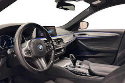 valkoinen BMW 520 2018 kuva 6.