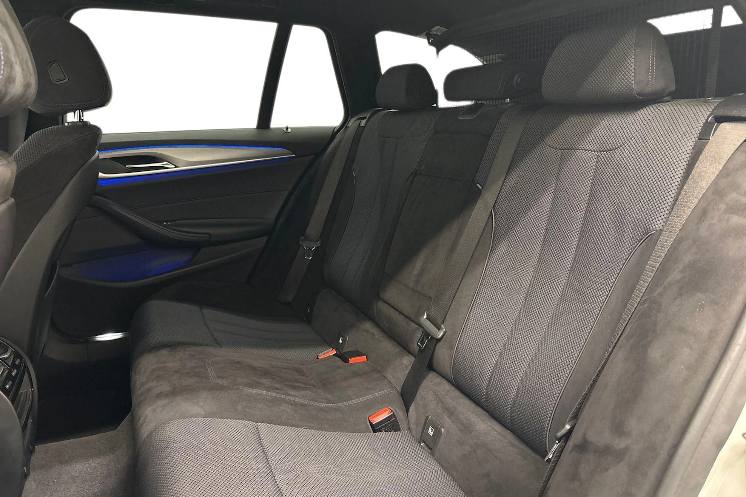 valkoinen BMW 520 2018 kuva 8.