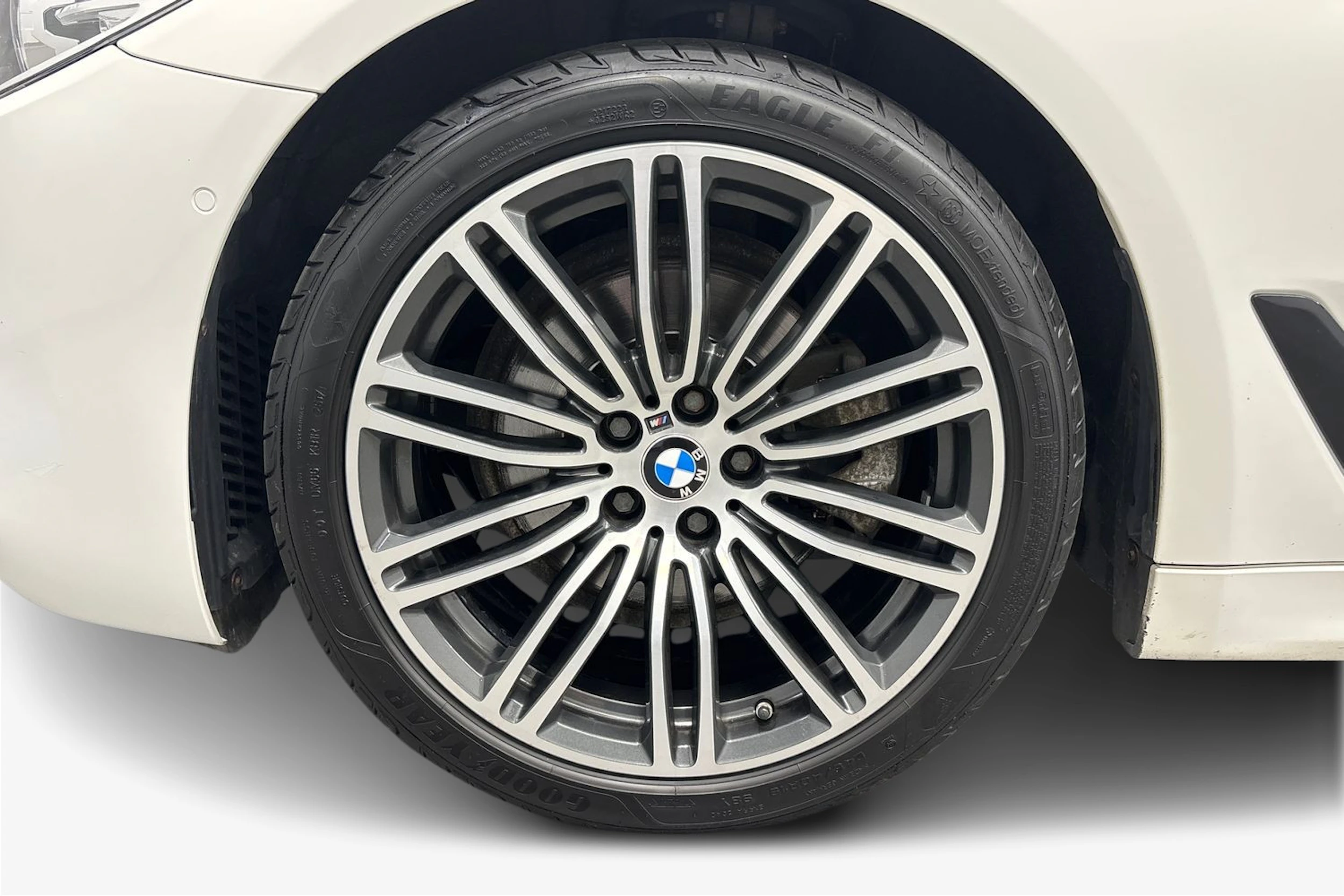 valkoinen BMW 520 2018 kuva 9.