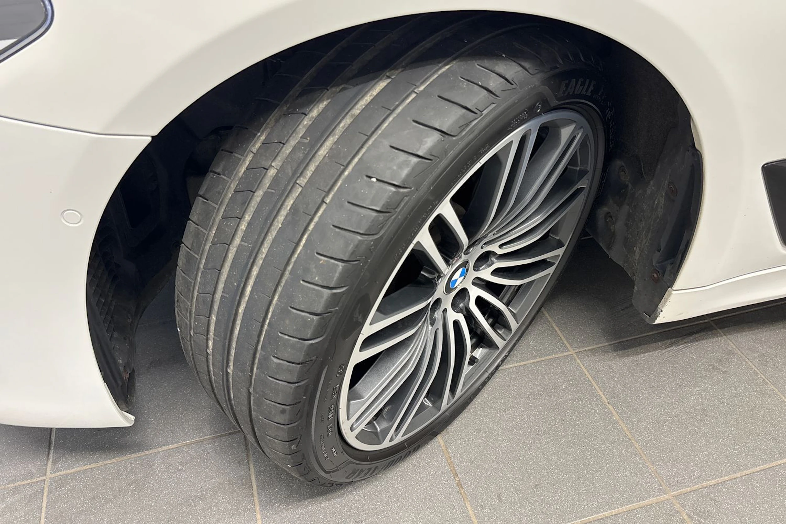 valkoinen BMW 520 2018 kuva 10.