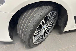 valkoinen BMW 520 2018 kuva 10.