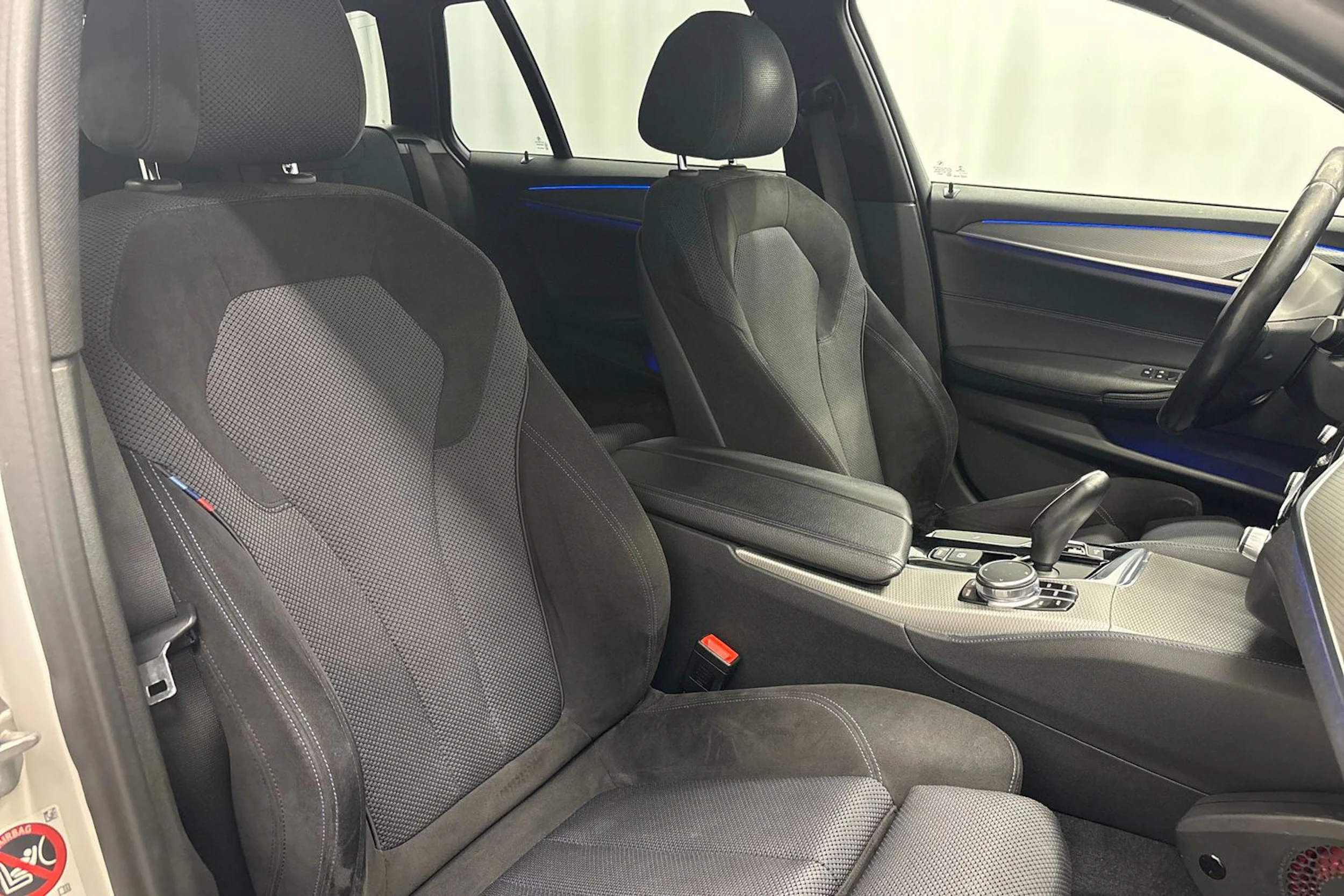 valkoinen BMW 520 2018 kuva 11.