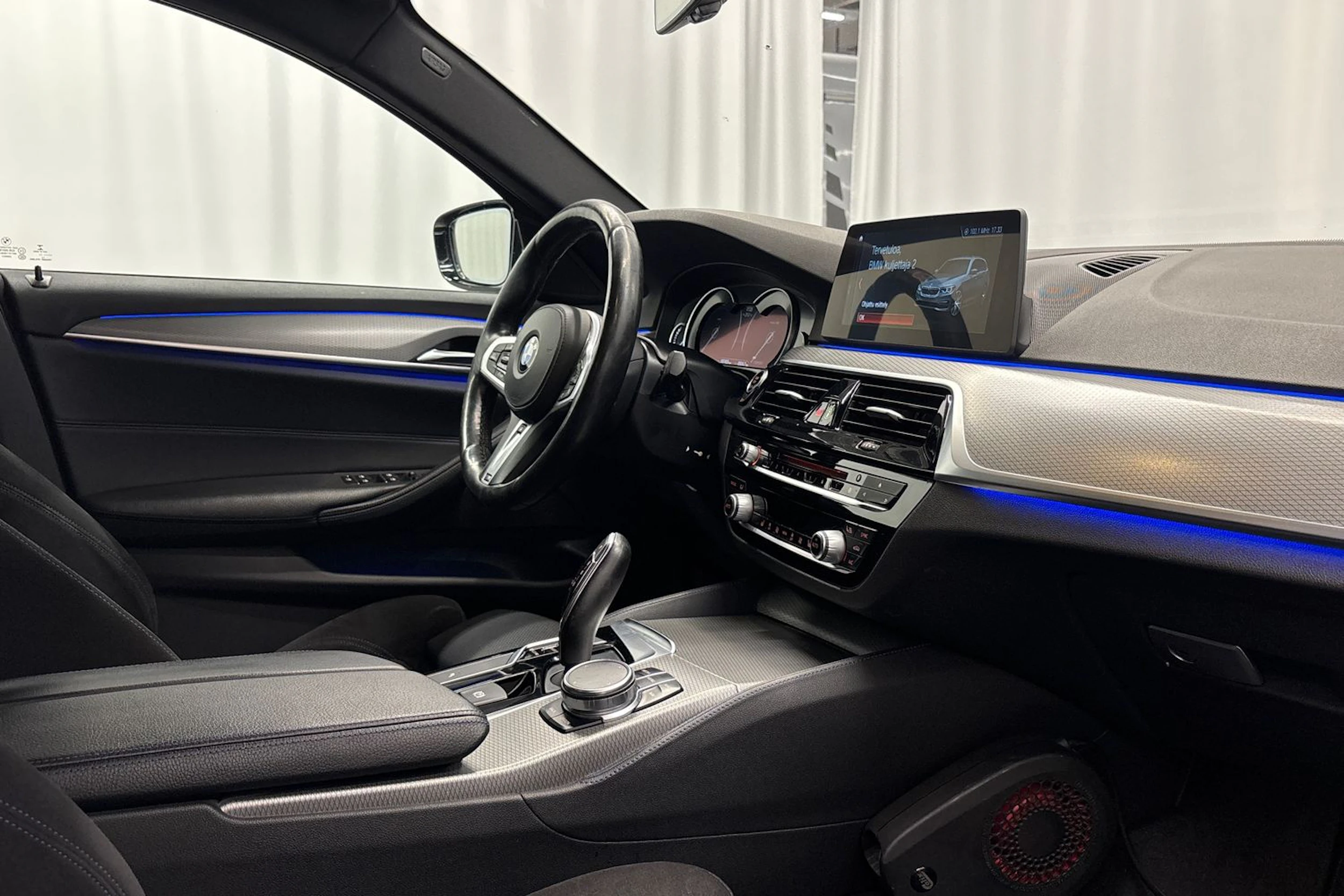 valkoinen BMW 520 2018 kuva 12.
