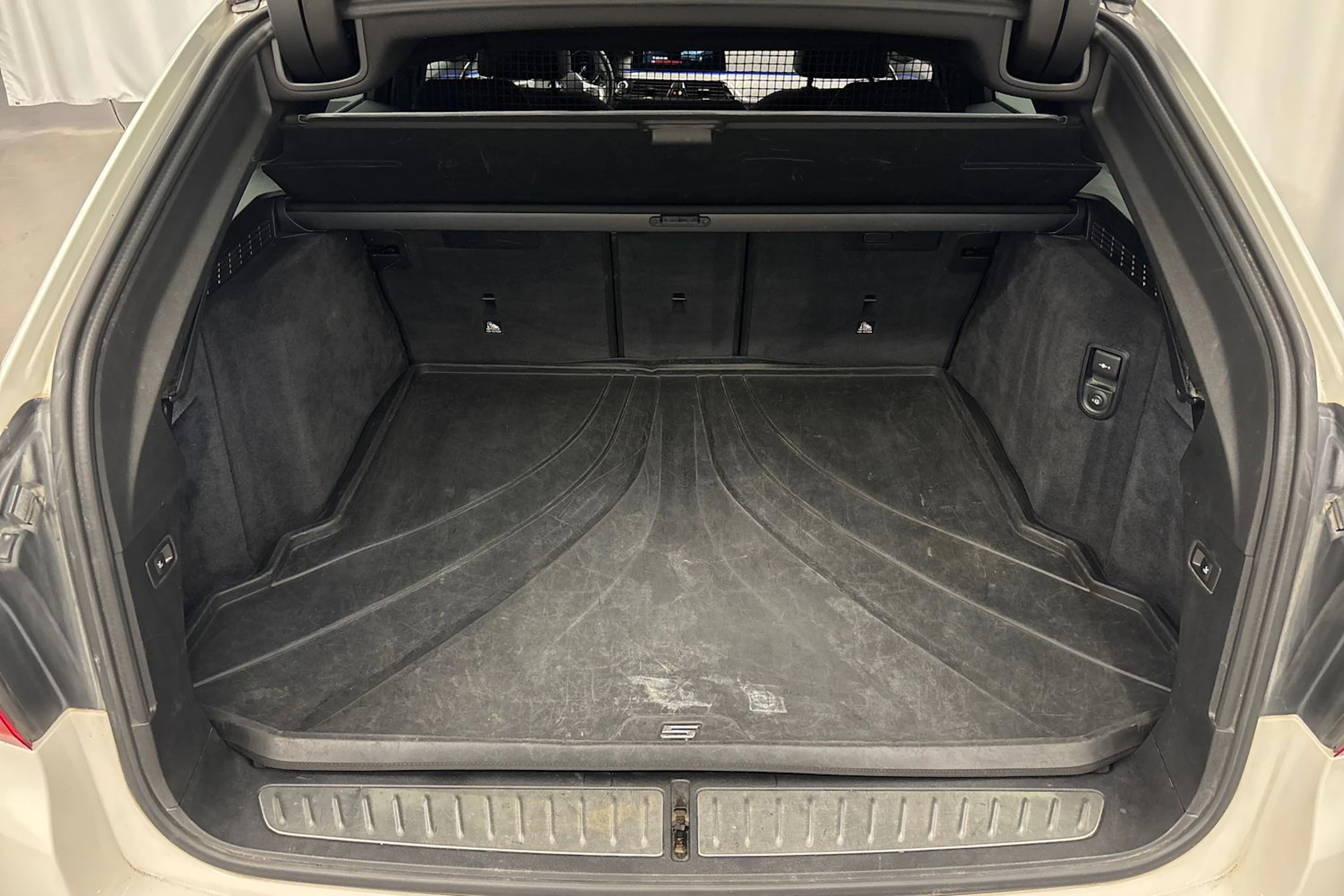 valkoinen BMW 520 2018 kuva 13.