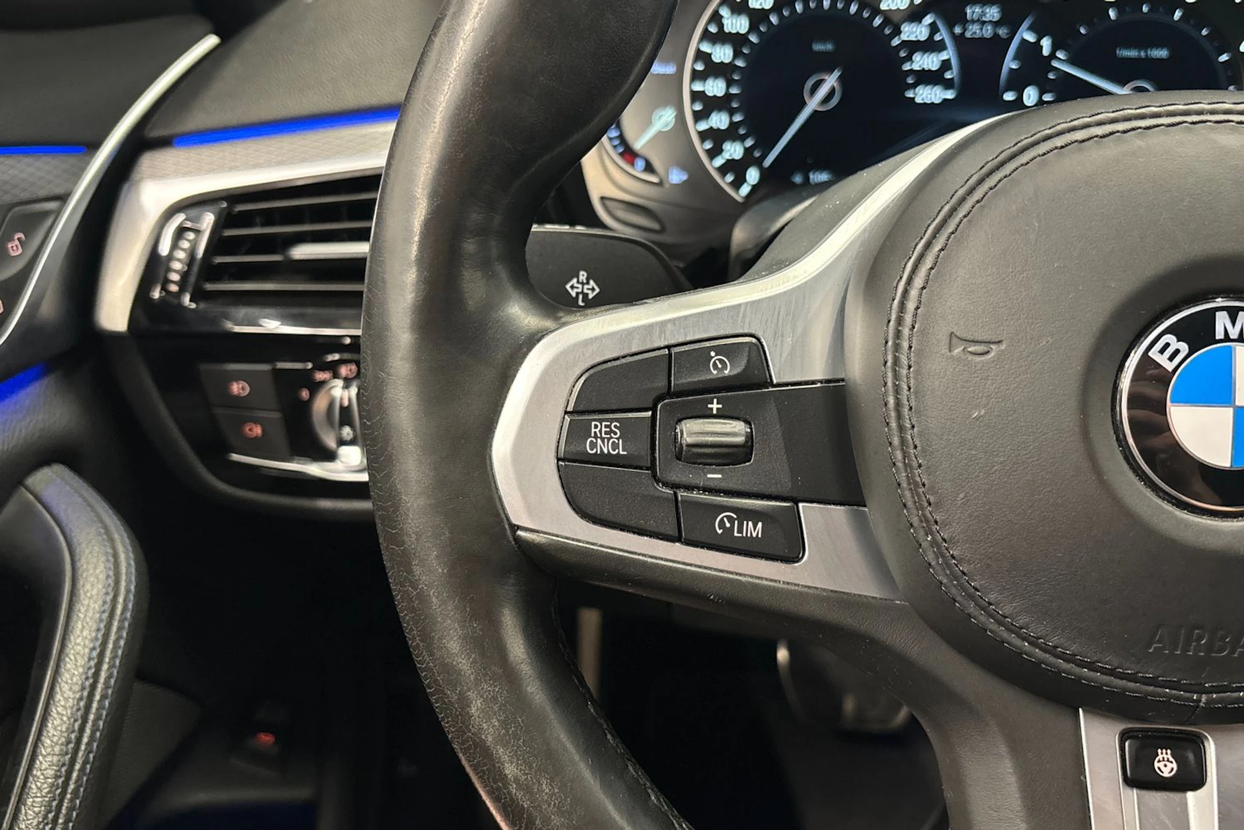 valkoinen BMW 520 2018 kuva 18.