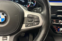 valkoinen BMW 520 2018 kuva 19.