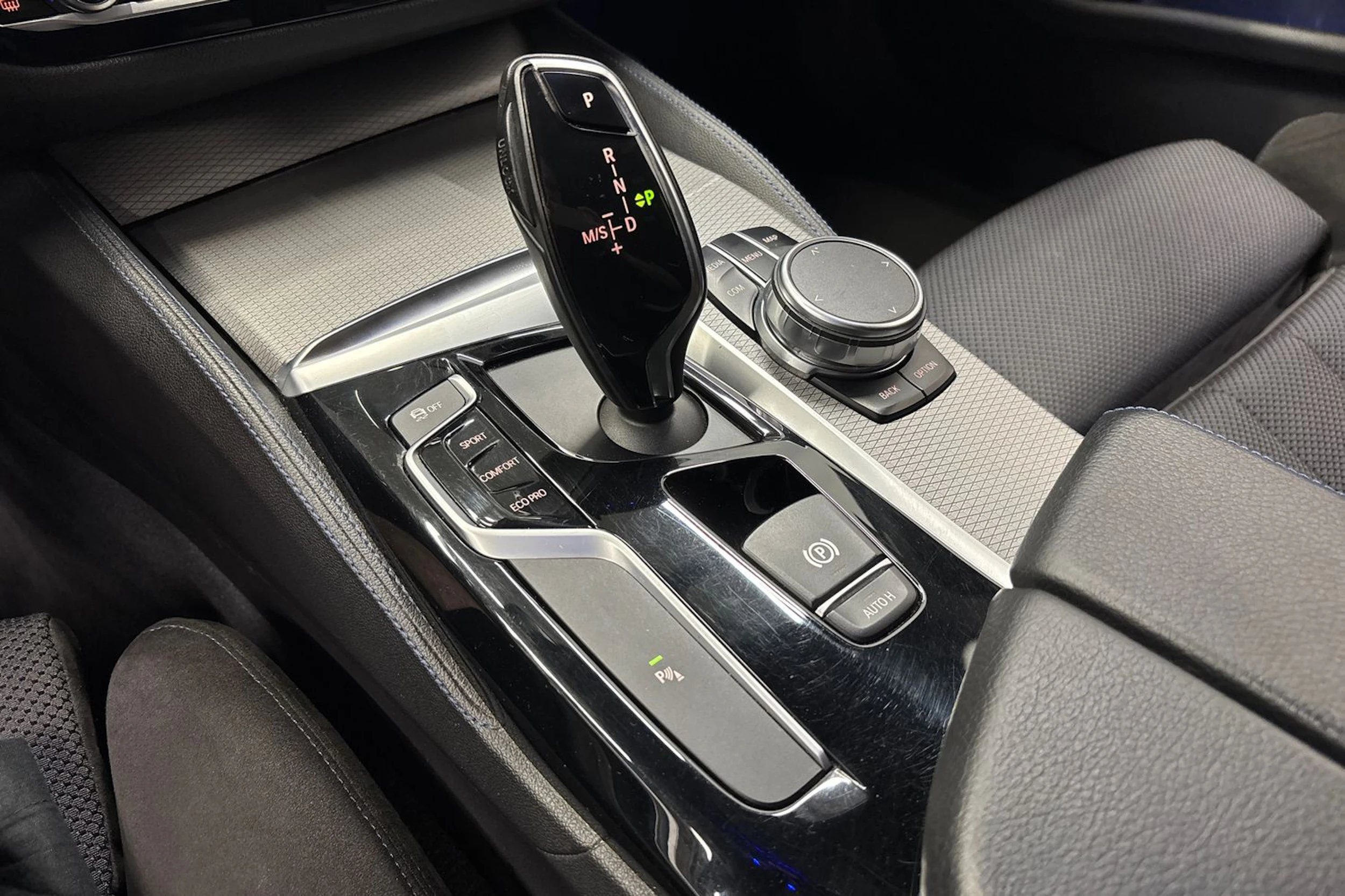 valkoinen BMW 520 2018 kuva 27.