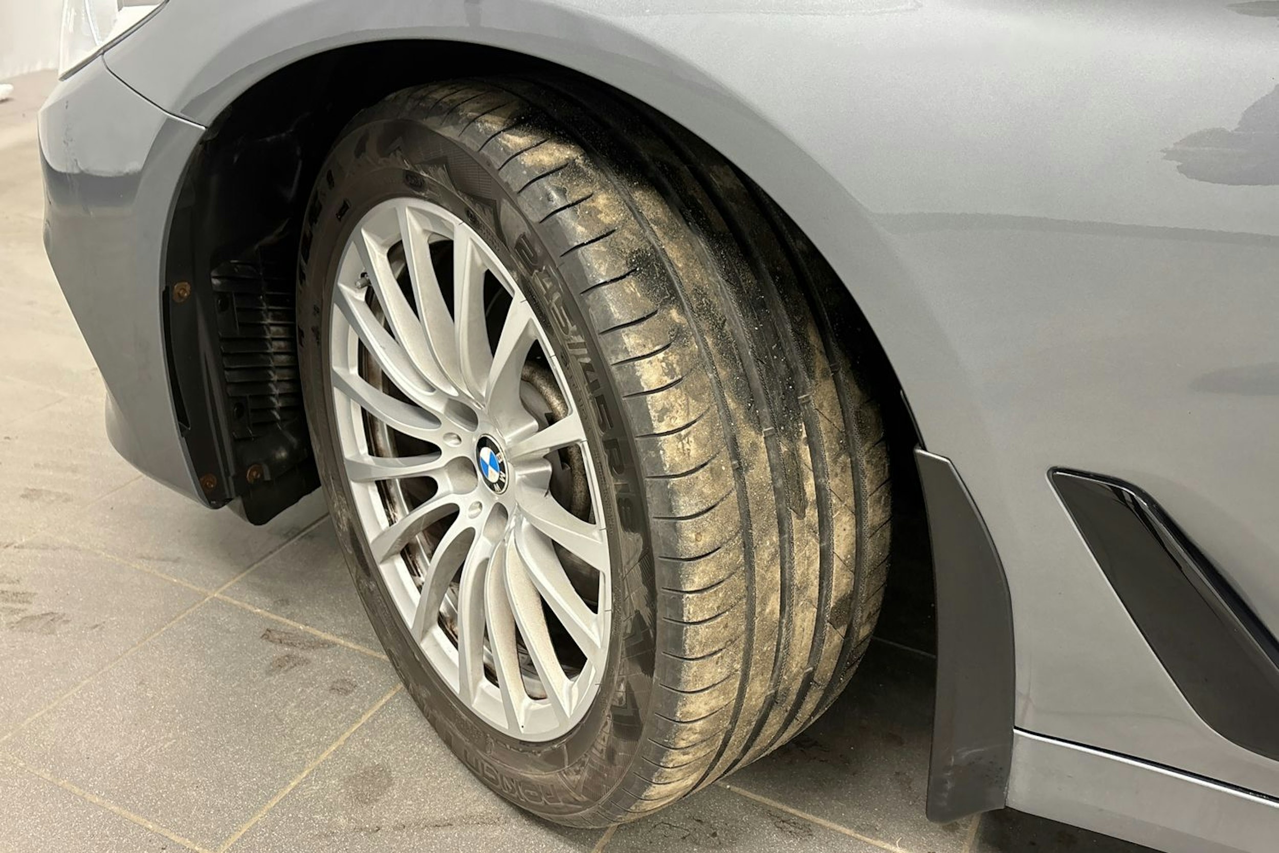 harmaa BMW 520 2018 kuva 10.