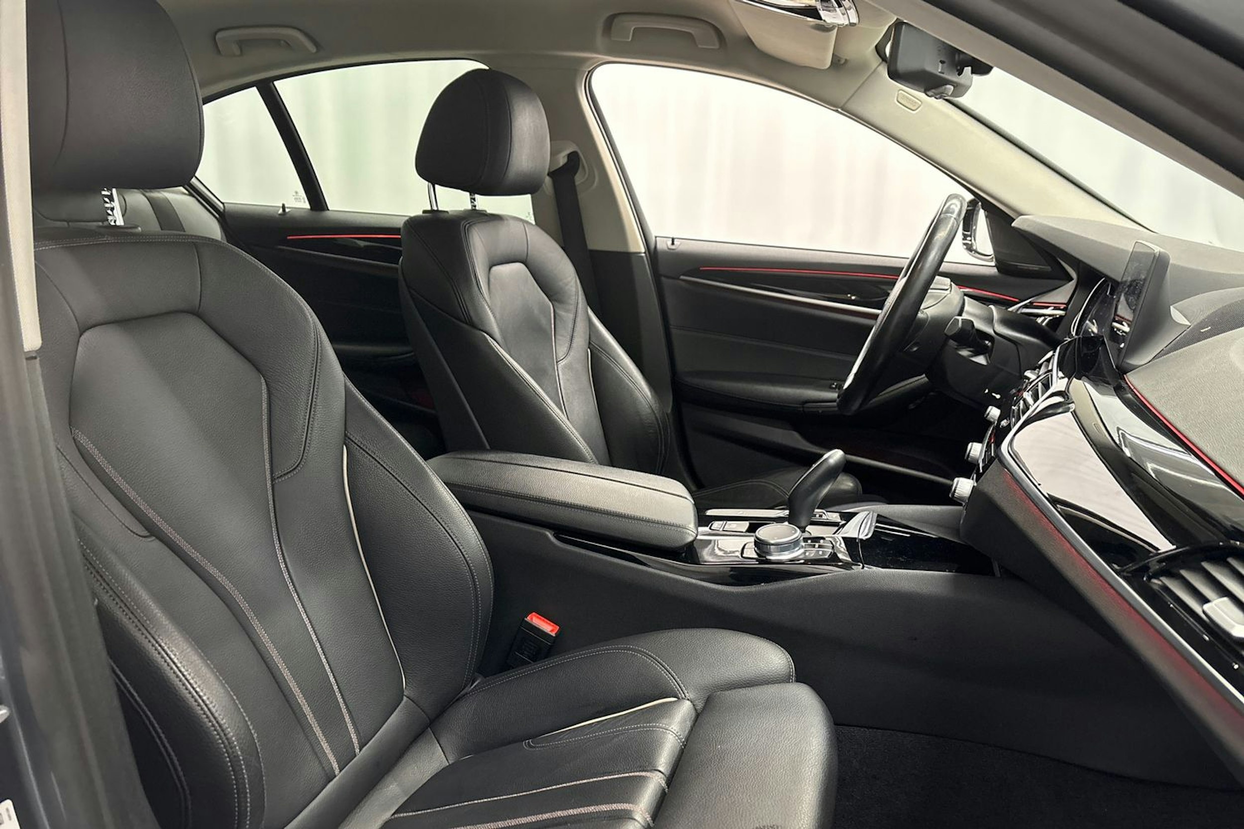 harmaa BMW 520 2018 kuva 12.