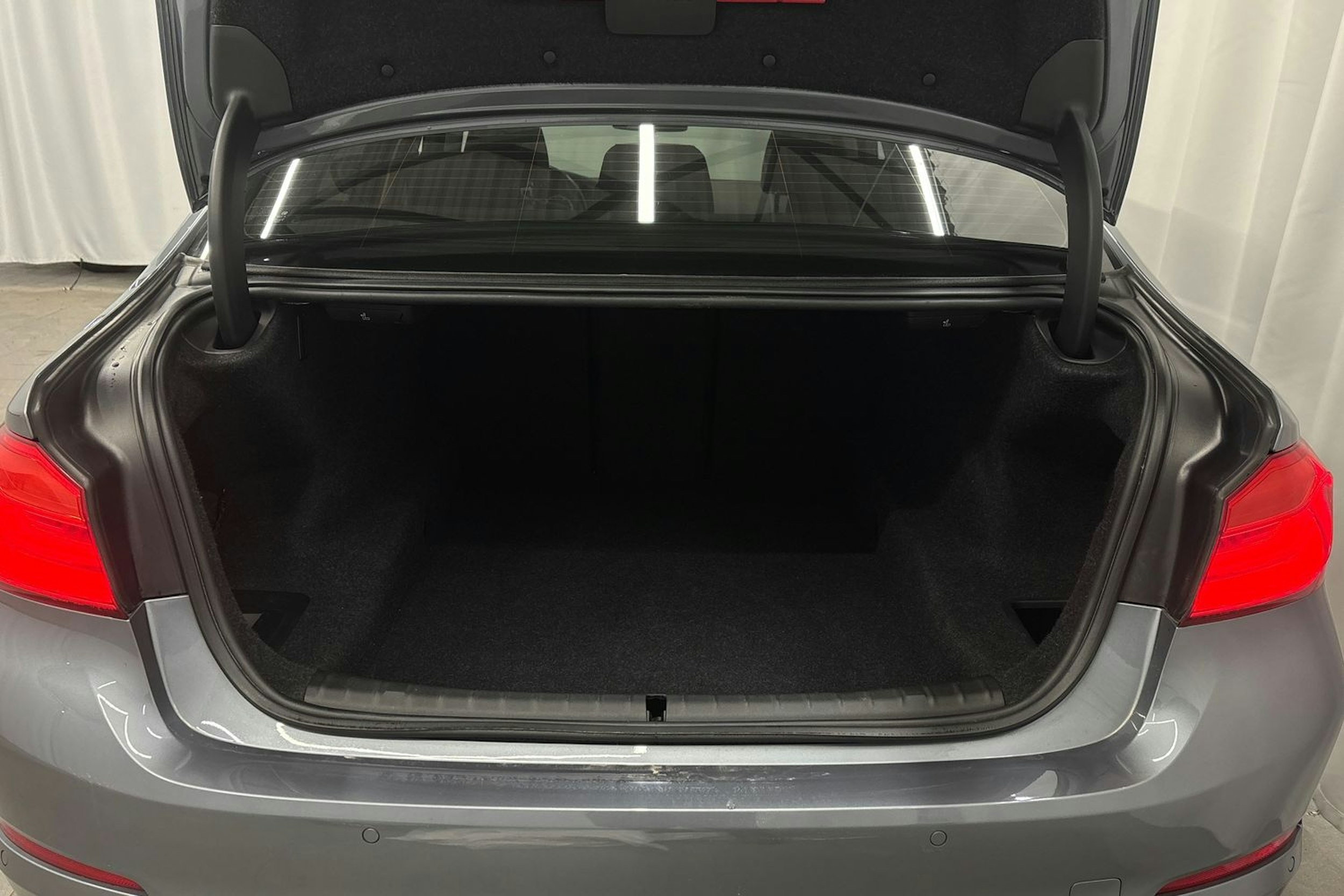 harmaa BMW 520 2018 kuva 13.