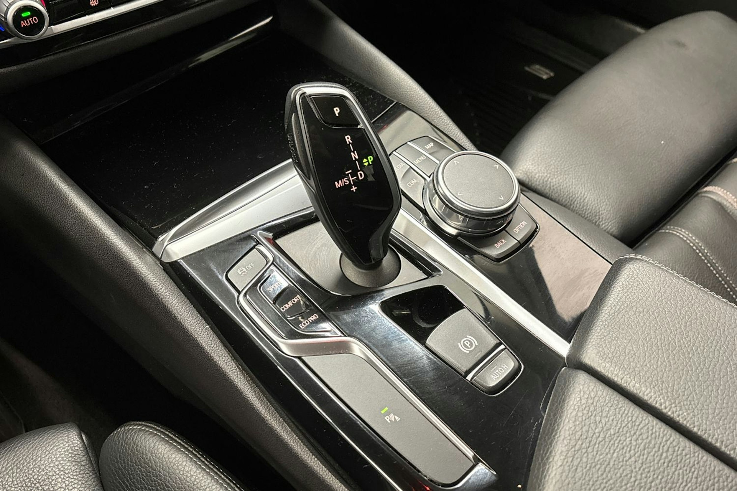 harmaa BMW 520 2018 kuva 26.