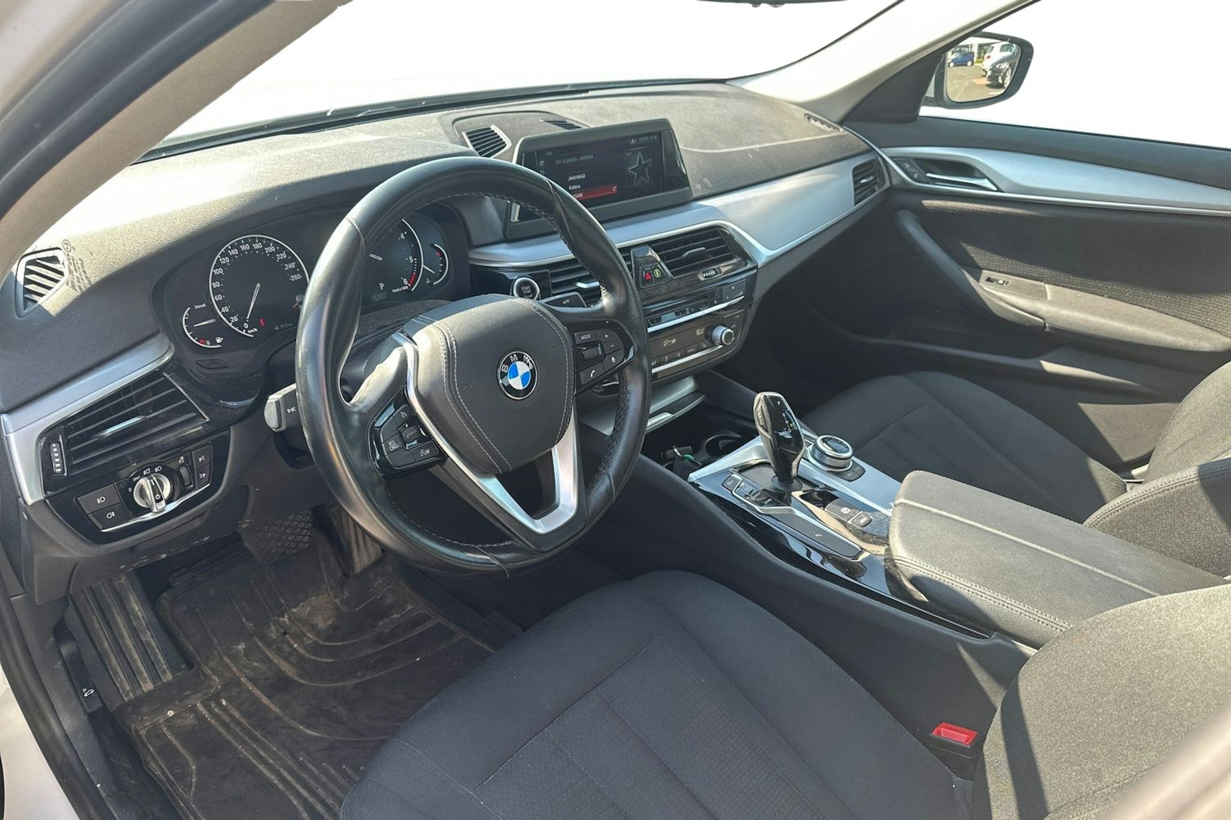 valkoinen BMW 520 2018 kuva 3.