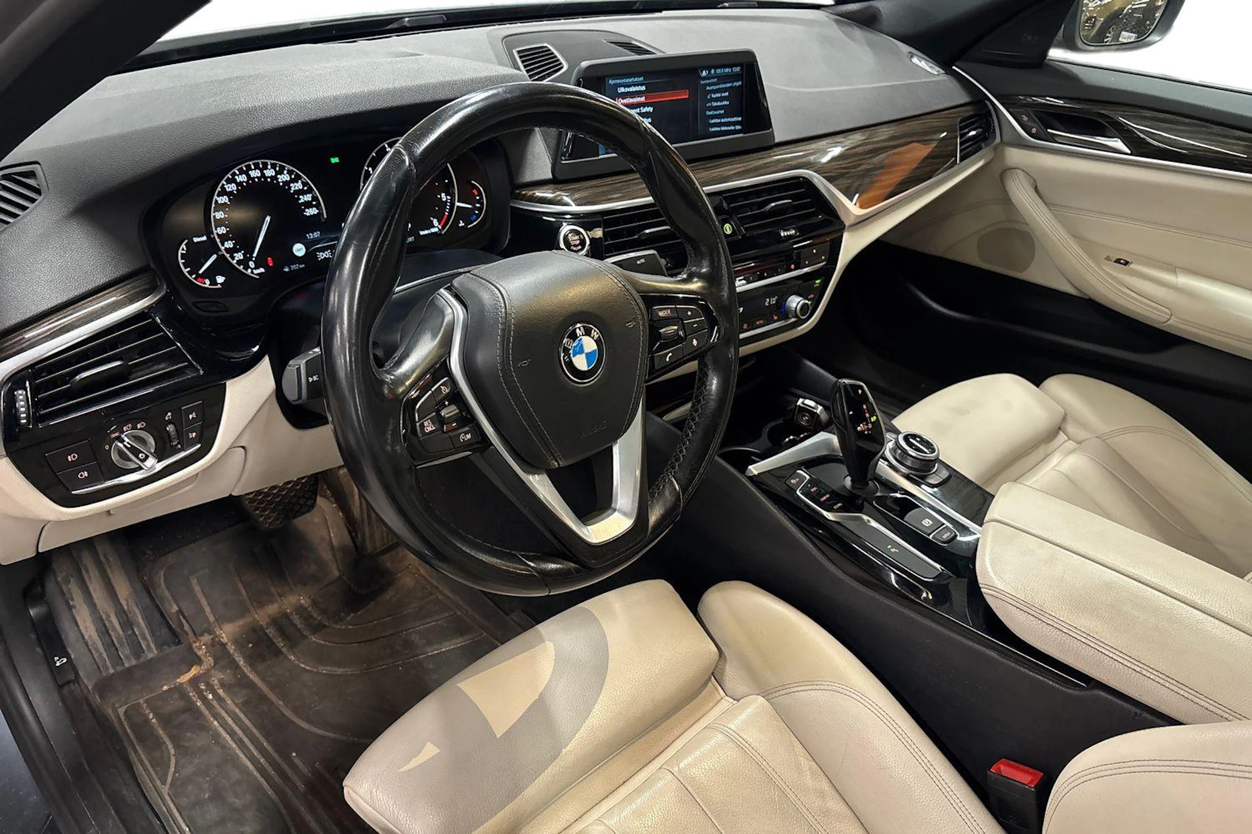 harmaa BMW 520 2018 kuva 3.